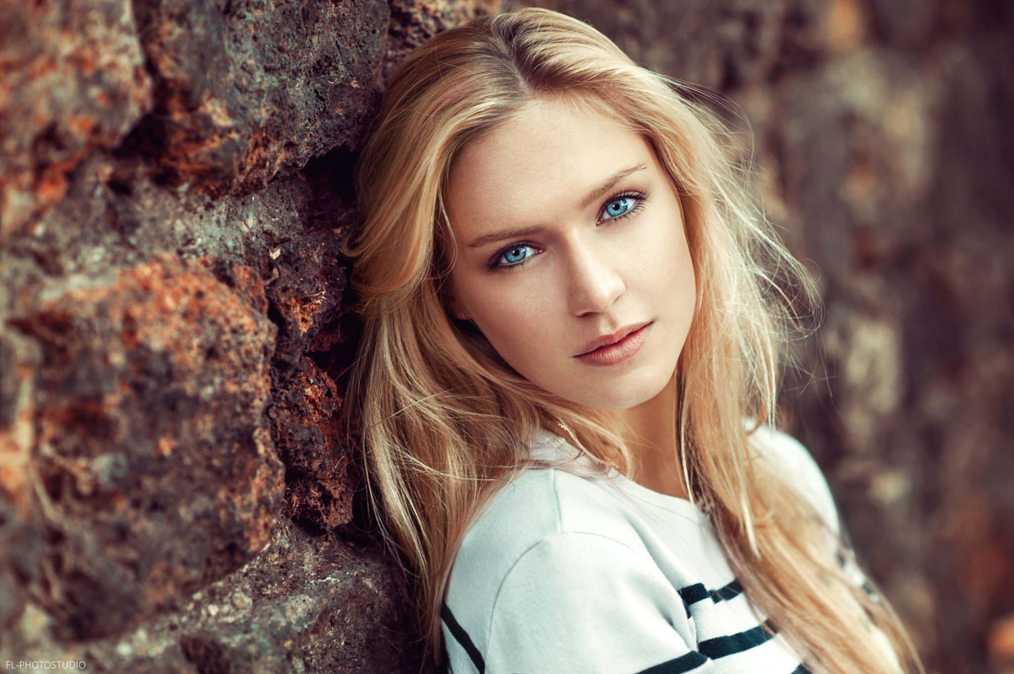 Blonde Blue Eyes Brick Eva Mikulski Girl Model Woman Wallpaper:2048x1363