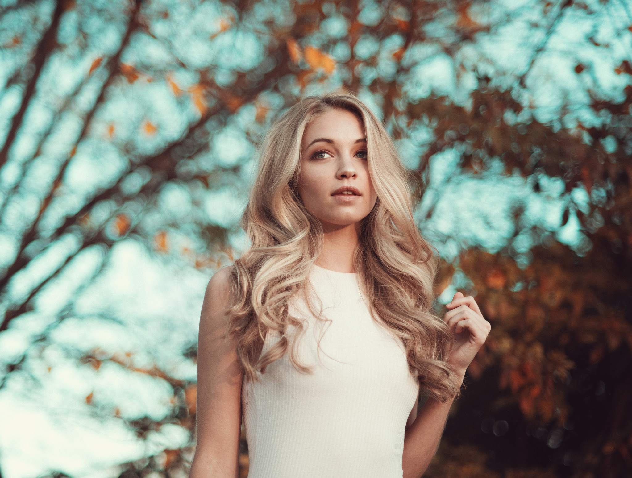 Wallpaper, blonde, portrait, depth of field, looking away, women outdoors, wavy hair, curly hair, white clothing 2048x1549