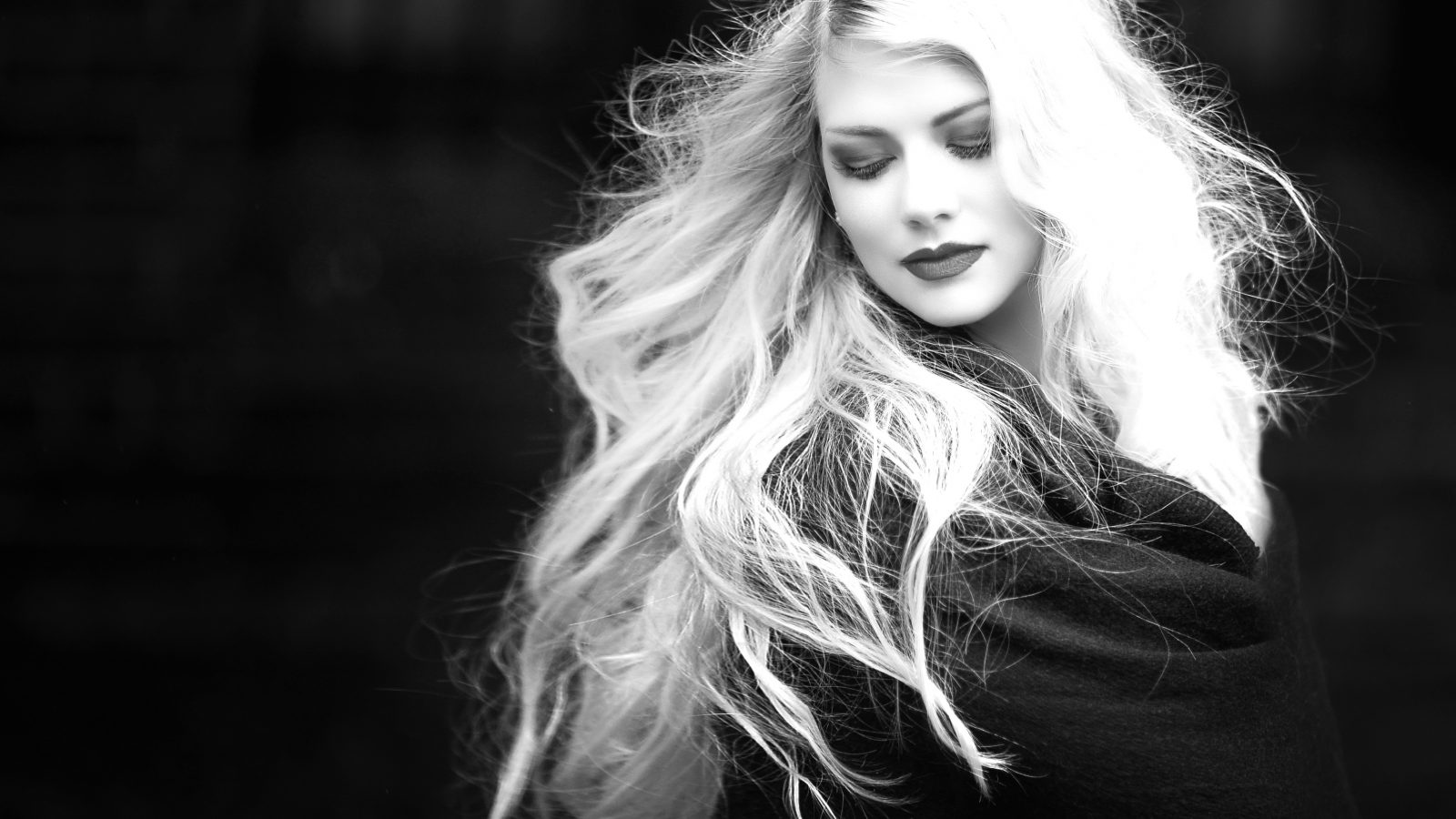 Gorgeous Woman With Blonde Hair (B&W) 4K UHD Wallpaper