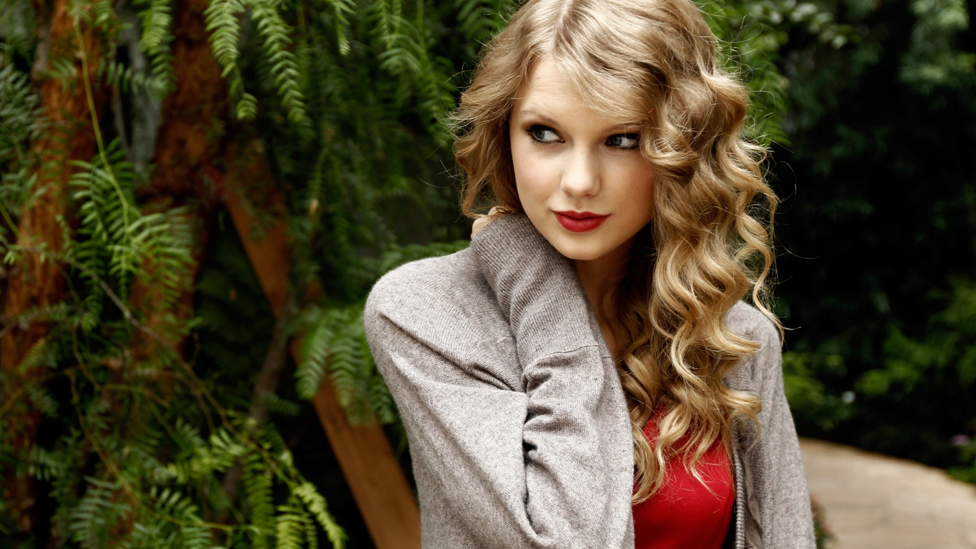 Desktop Wallpaper American Singer Taylor Swift In Garden, Blonde Hair, HD Image, Picture, Background, Sfob1w