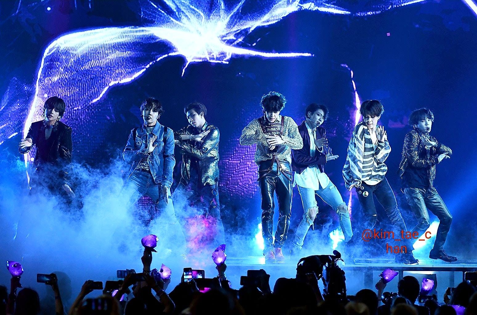 BTS HD PHOTO FAKE LOVE STAGE PERFORMANCE x. Bts billboard, Billboard music awards, Concert