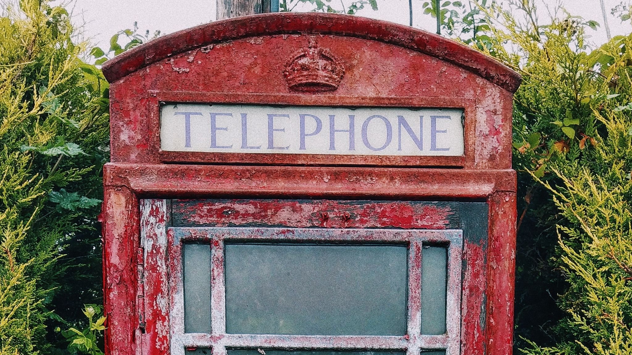 Download wallpaper 2048x1152 telephone booth, old, shabby ultrawide monitor HD background