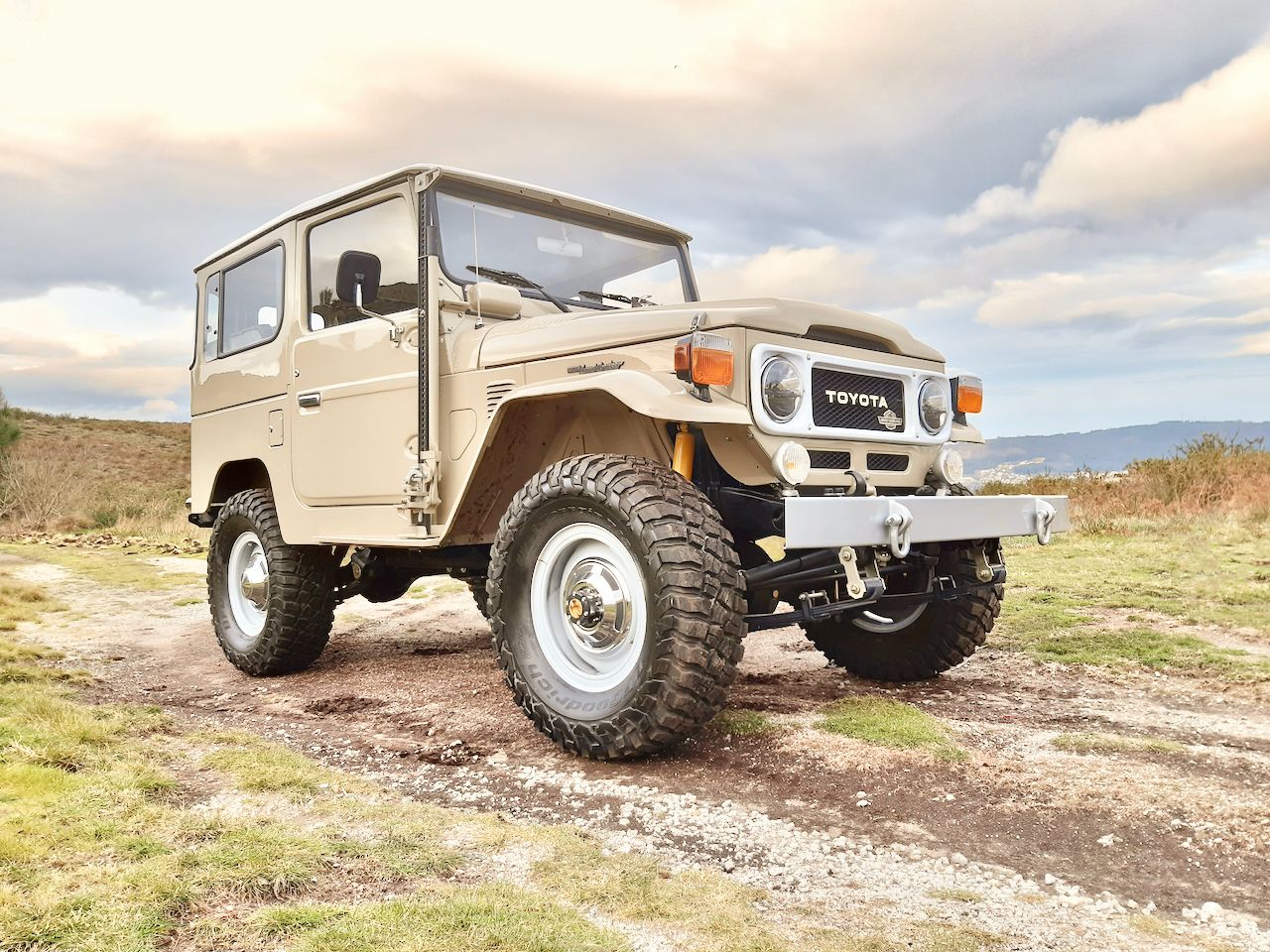 Legacy Overland's Toyota Land Cruiser FJ40 Packs A Punch With GM's 5.7L V8