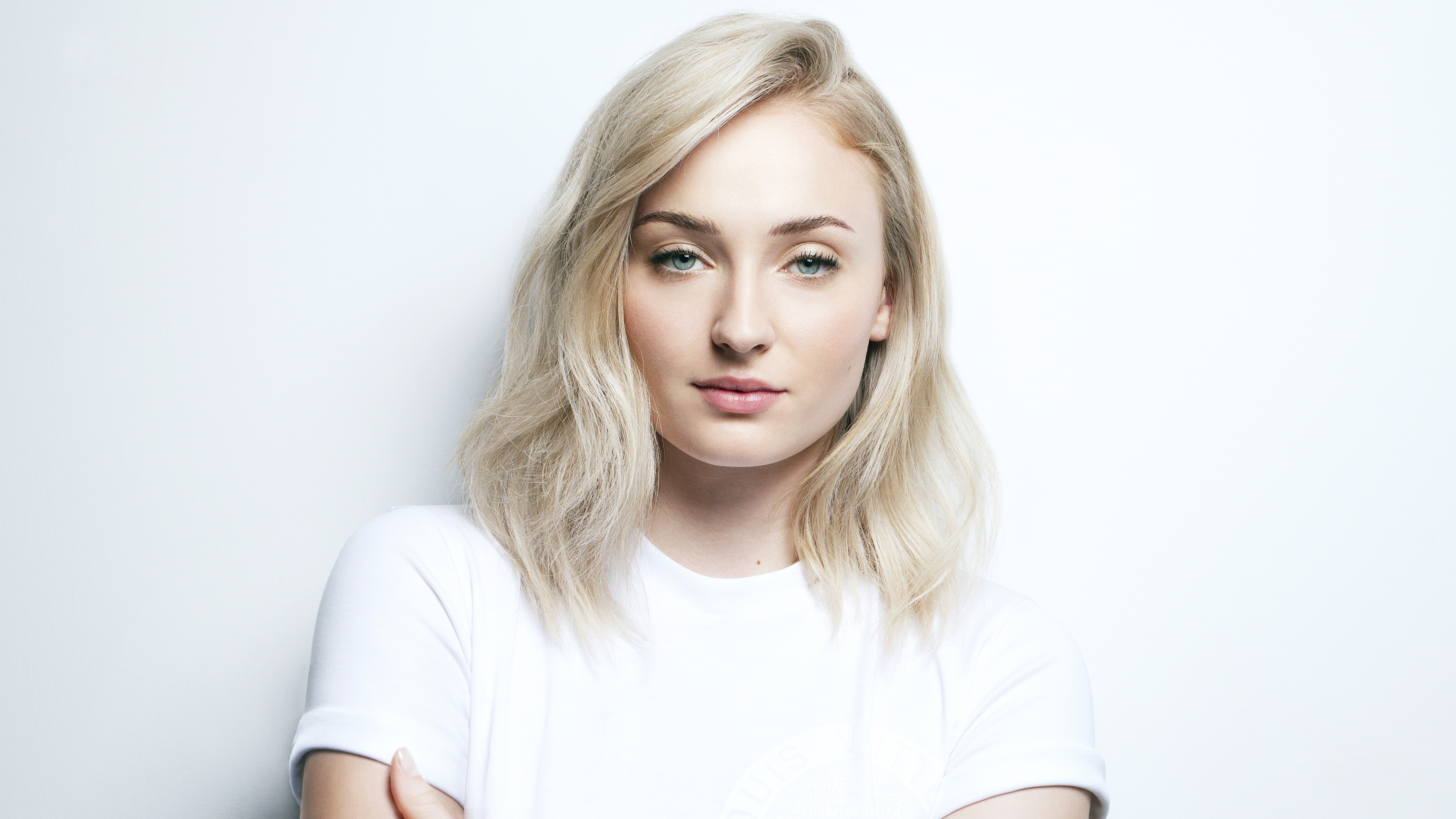 Sophie Turner Beautiful Blonde Girl 8K Wallpaper