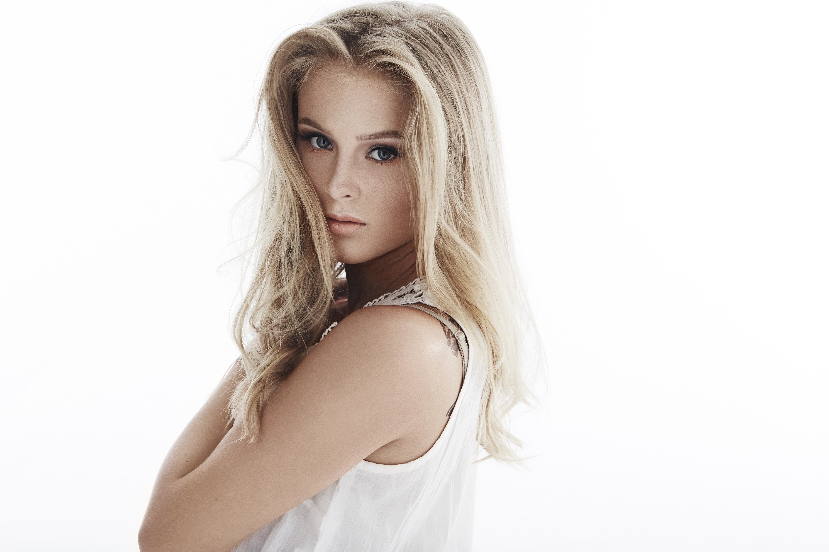 Zara Larsson, Beautiful, Hair, Blonde girl, Glance, White background, Hairstyle. Mocah HD Wallpaper