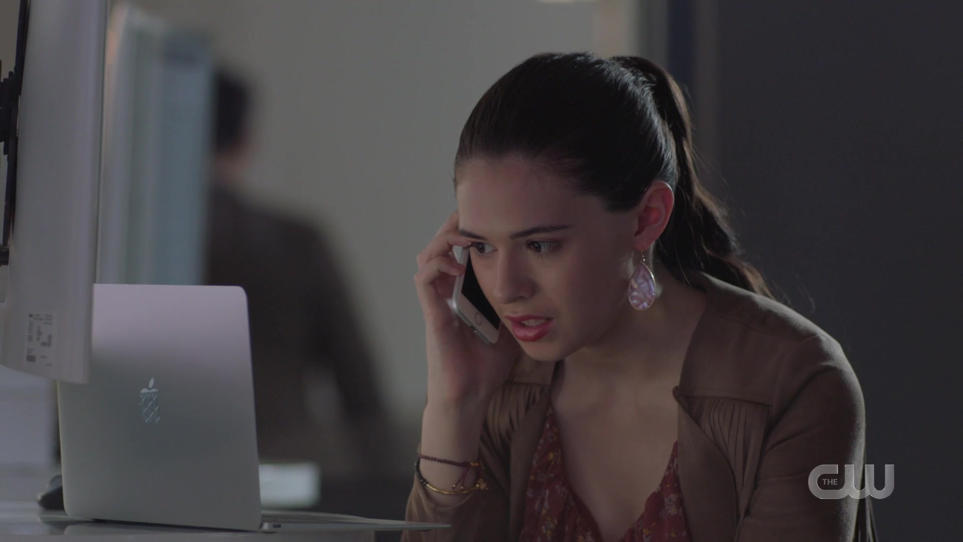 Apple Macbook Laptop Used By Nicole Maines As Nia Nal / Dreamer In Supergirl Season 5 Episode 6 In Plain Sight