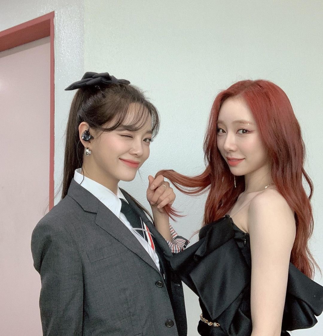 Knetz in love with Kim Sejeong and WJSN Yeonjung's new picture in Instagram update!
