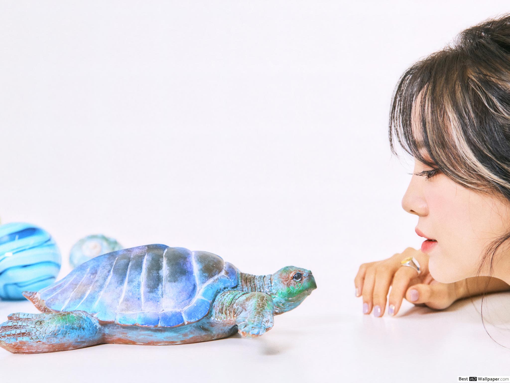Gorgeous 'Kim Sejeong' playing with Turtle HD wallpaper download