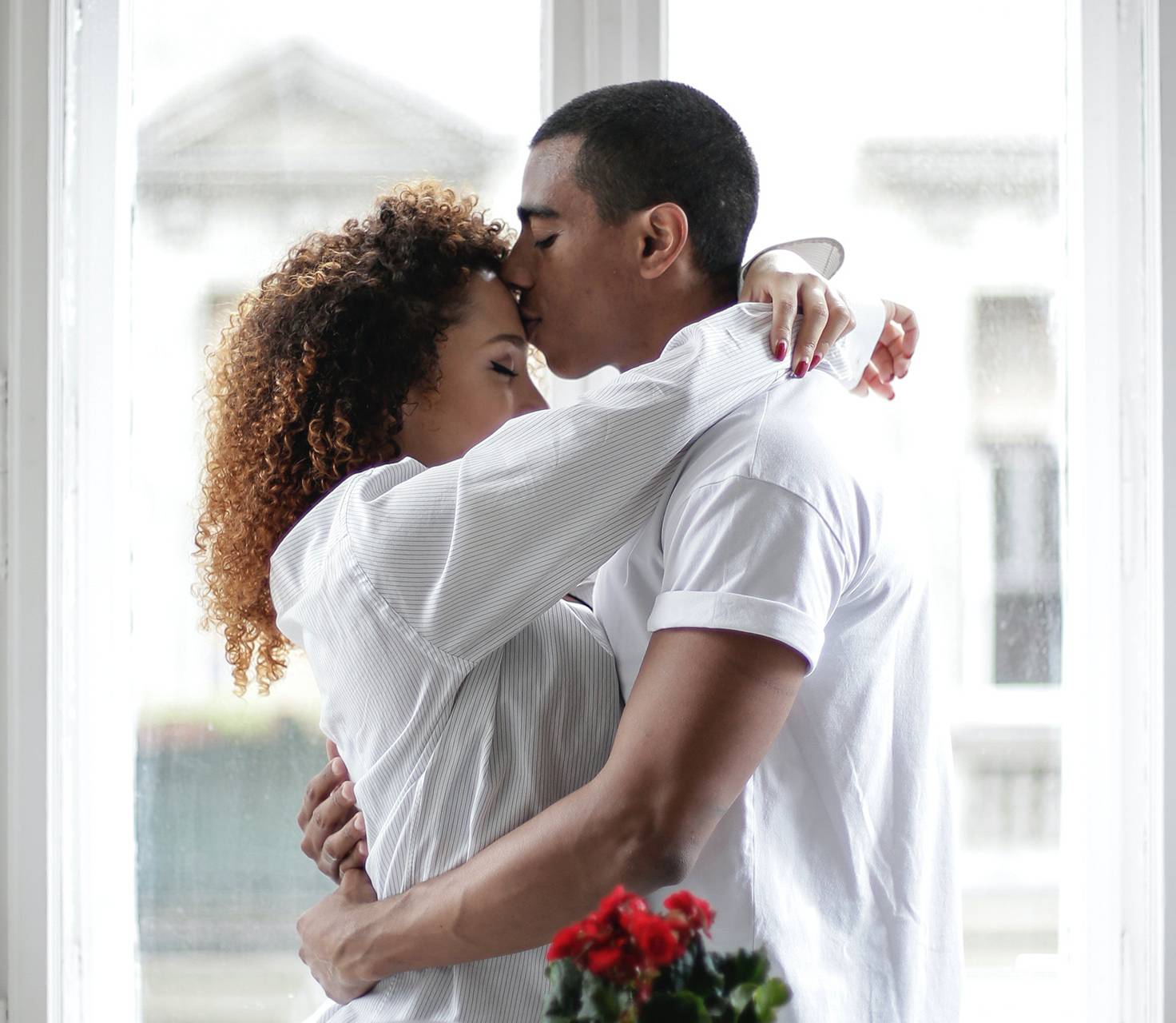 Dating and Sex During Coronavirus: From Masks to Kissing, a Guide to Your Risks