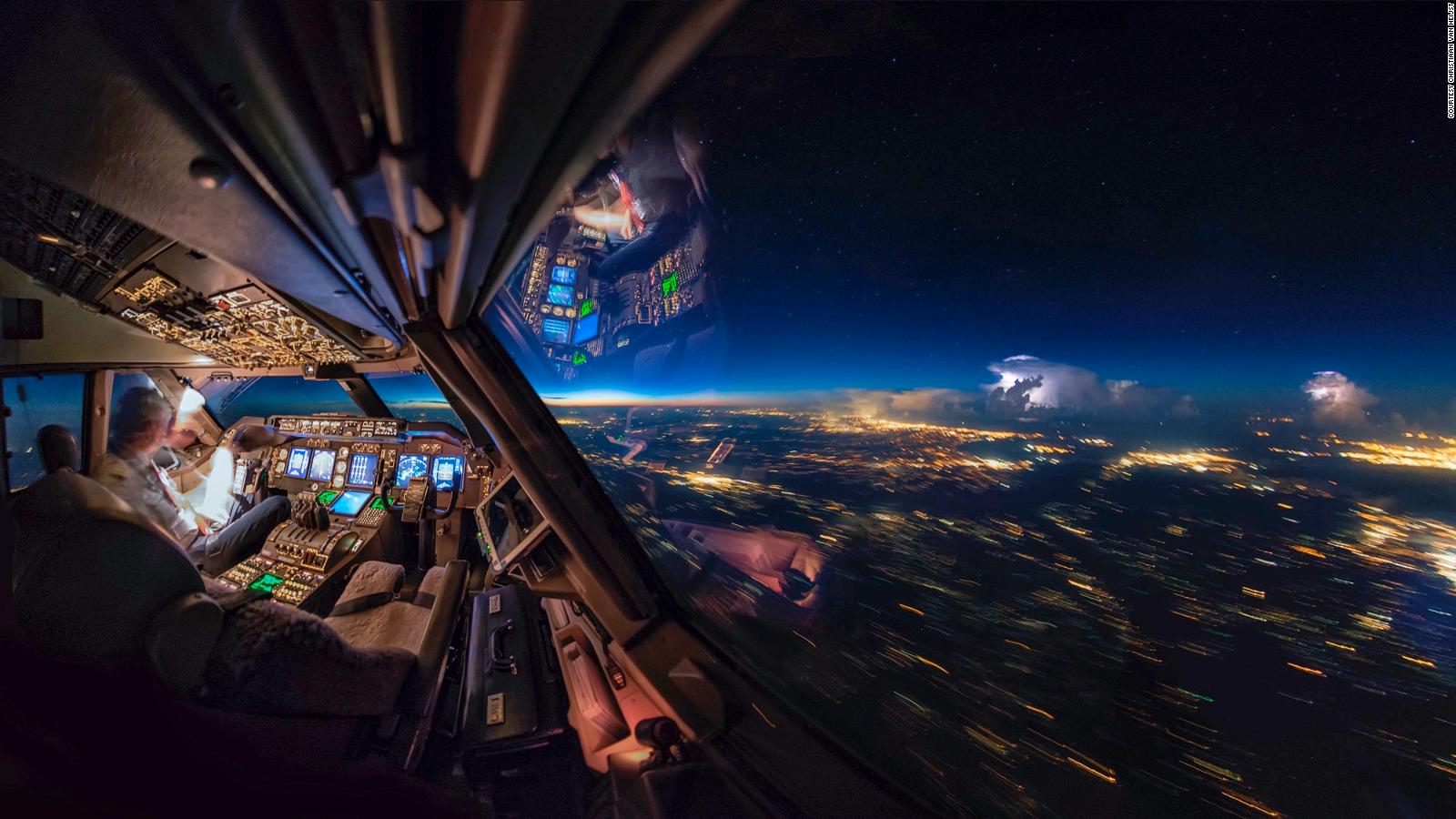 Pilot's spectacular photo taken from an airplane cockpit