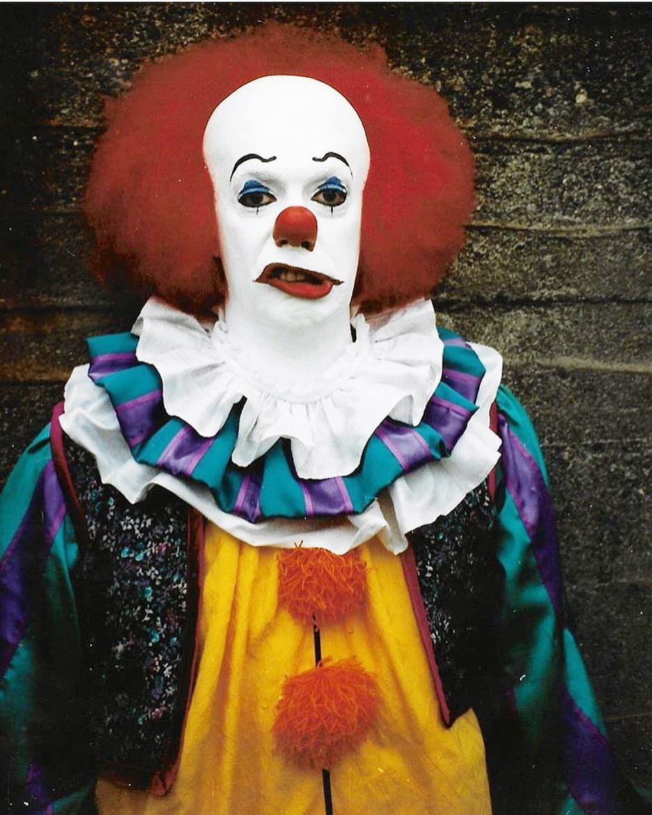Tim Curry (Pennywise) In A Rare, Never Before Seen, Behind The Scenes Photo. Pennywise The Clown, Tim Curry Pennywise, Horror Movie Art