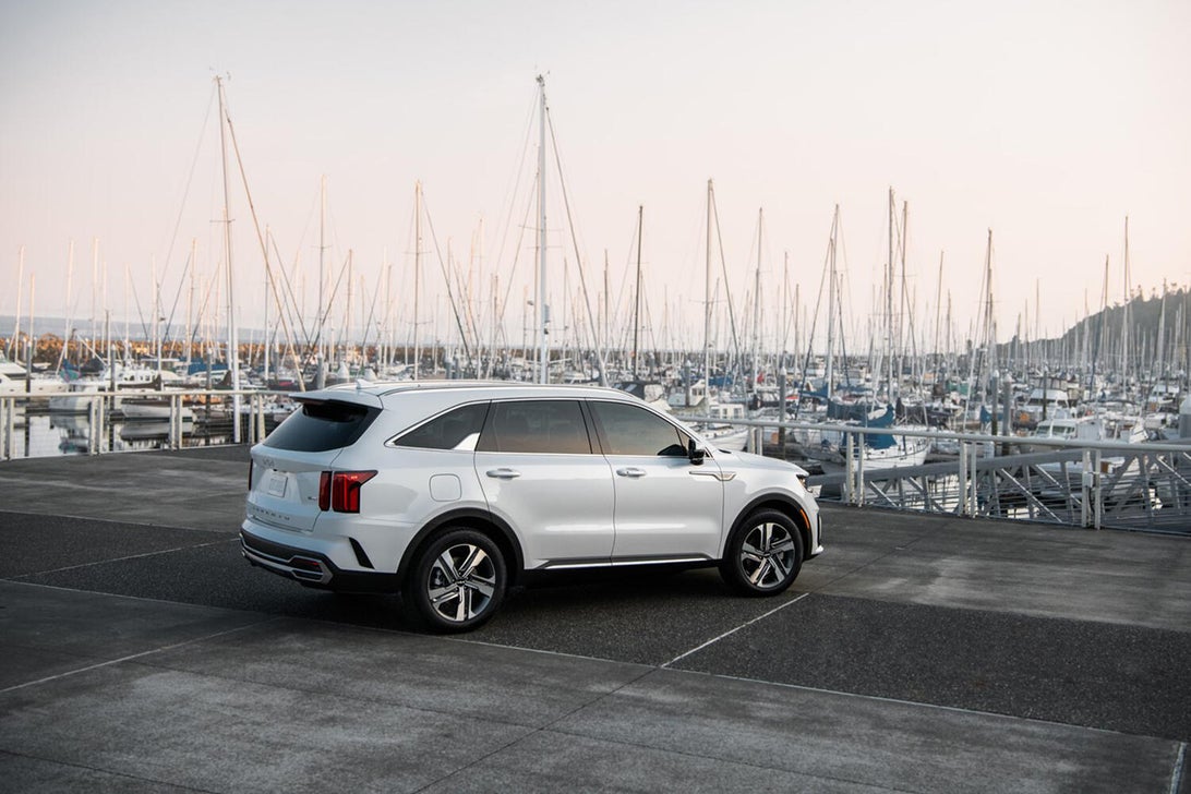 2022 Kia Sorento PHEV sips fuel and hauls folks