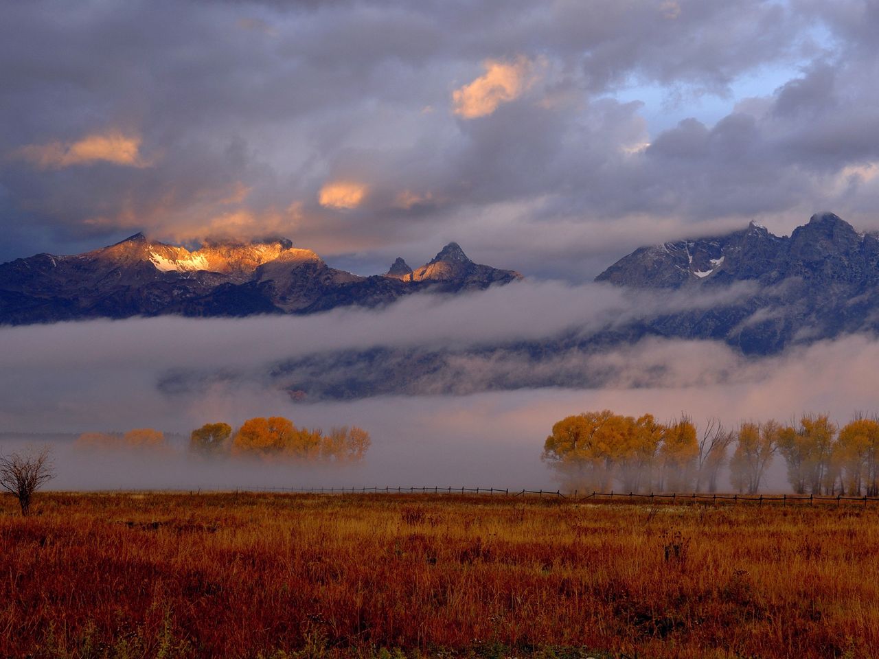 Download wallpaper 1280x960 fall, mountains, morning, fog, awakening standard 4:3 HD background