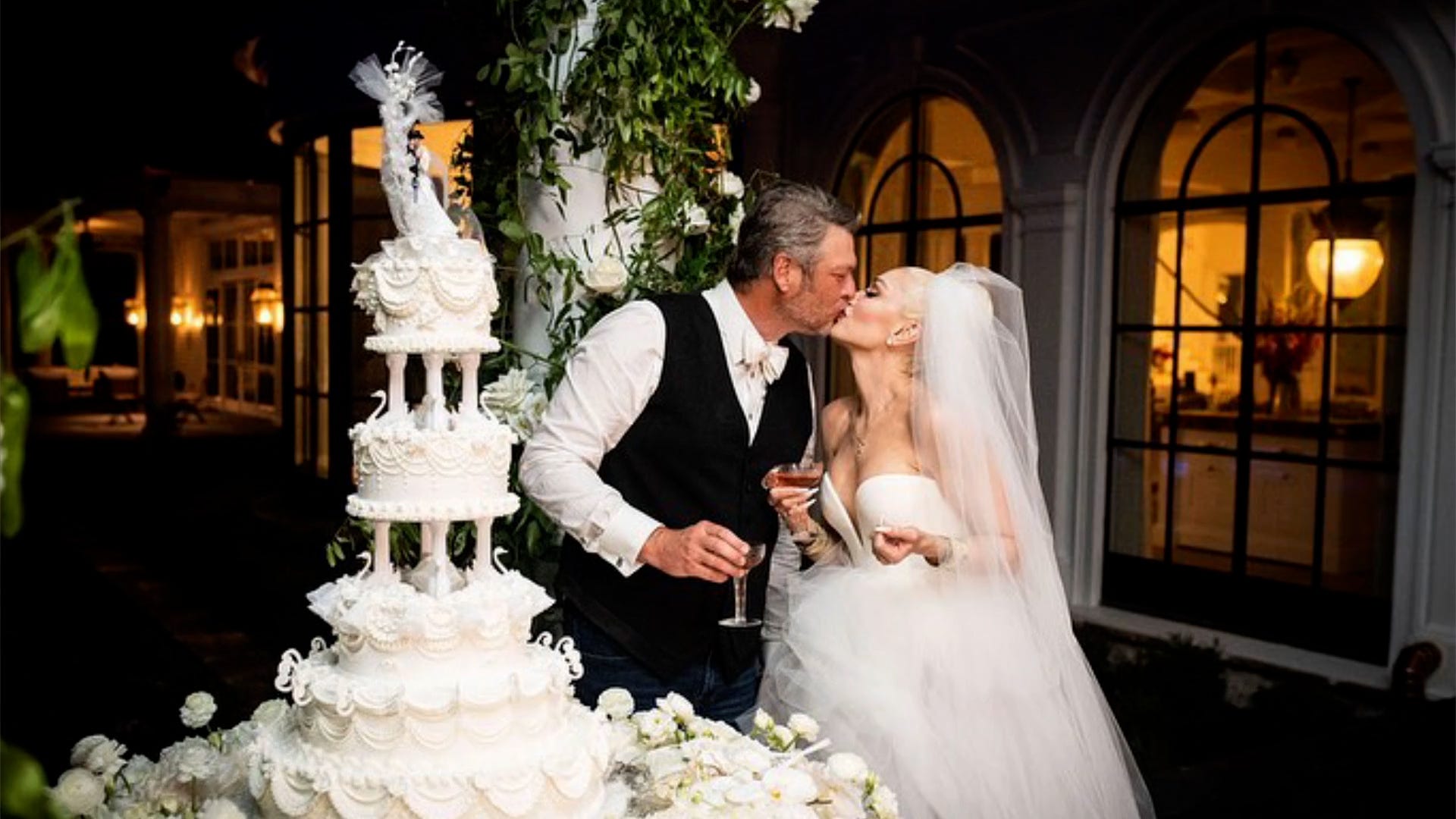 Gwen Stefani stuns in wedding dress photo