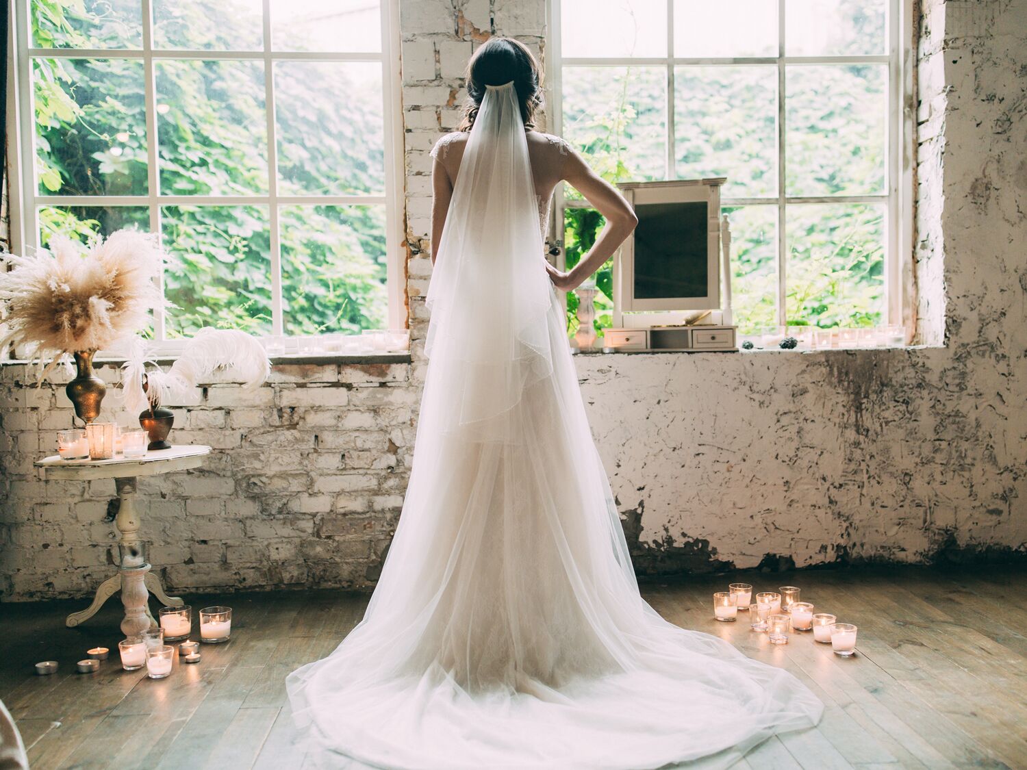 The Best Time to Take Off Your Wedding Veil