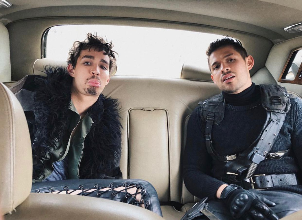 The Umbrella Academy: Robert Sheehan and David Castañeda. David castañeda, Umbrella, Klaus