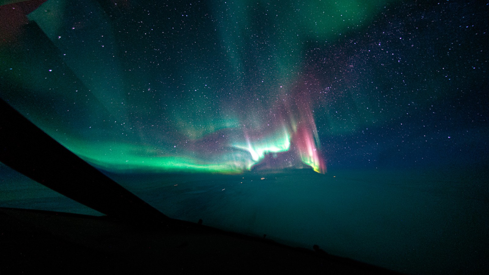 Boeing 747 pilots stunning photo of the Northern Lights and Milky Way