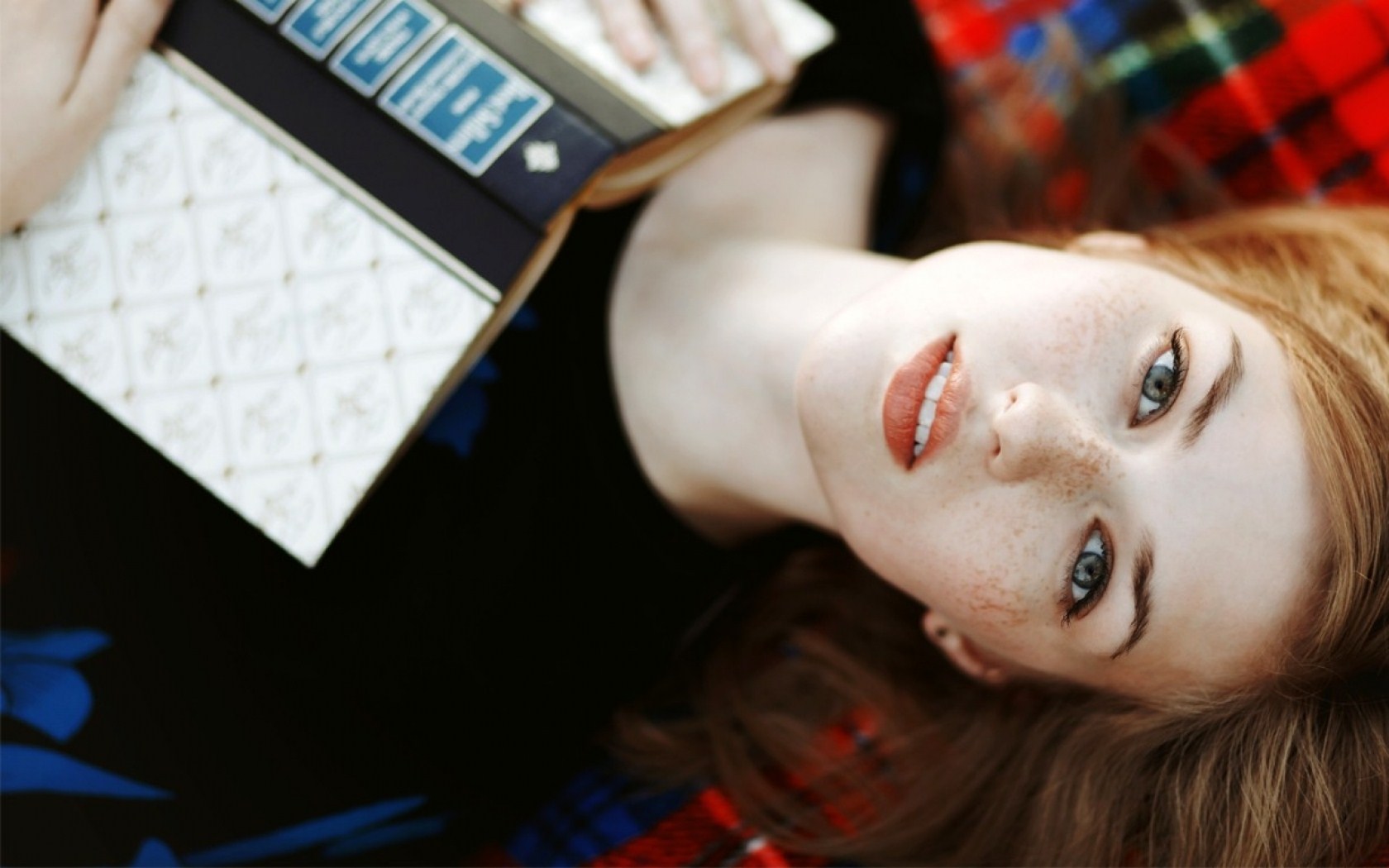 Model Wallpaper and Background Imagex1050