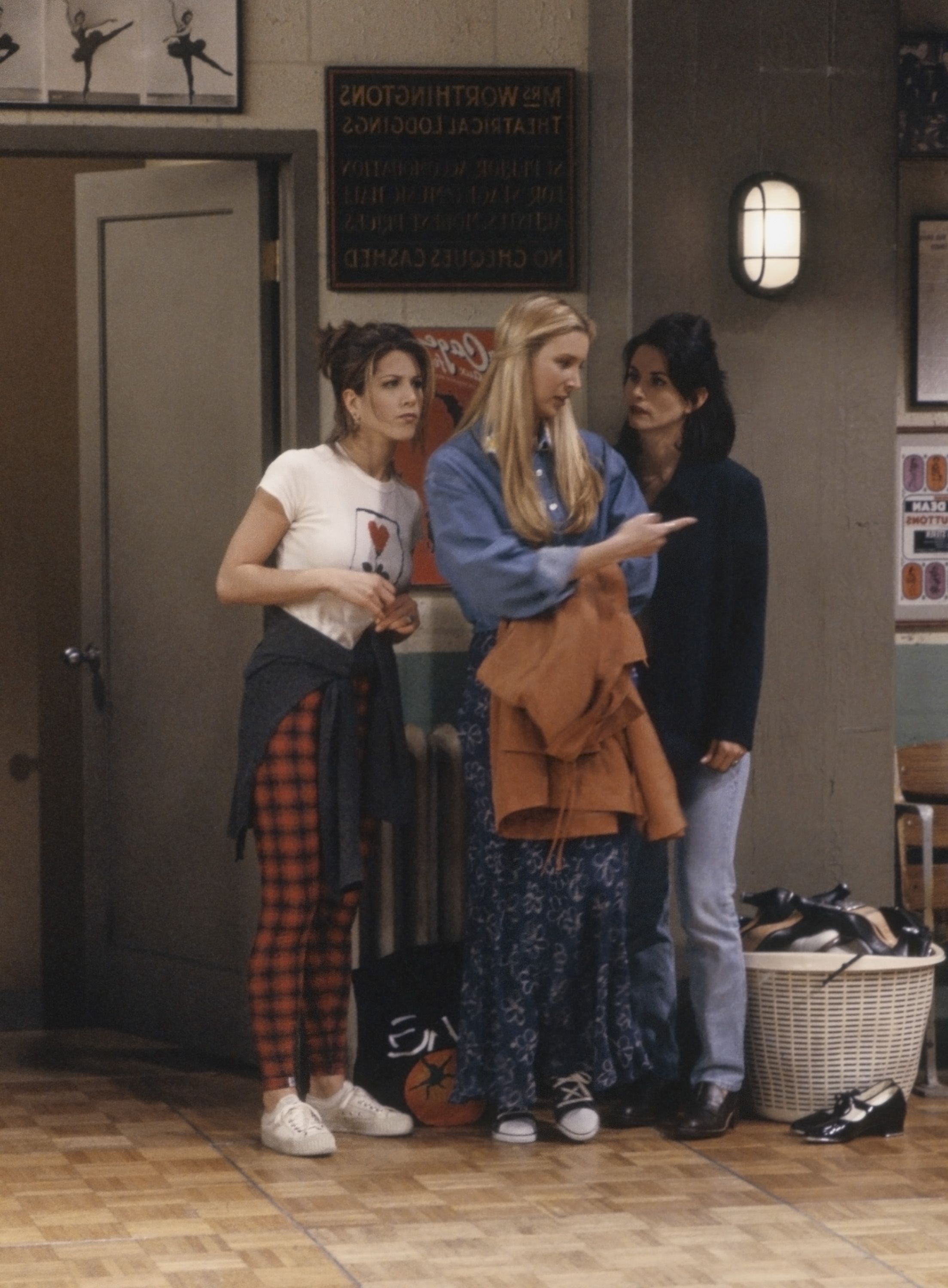 Friends' Set Photo The Scenes 'Friends' Cast & Set Picture