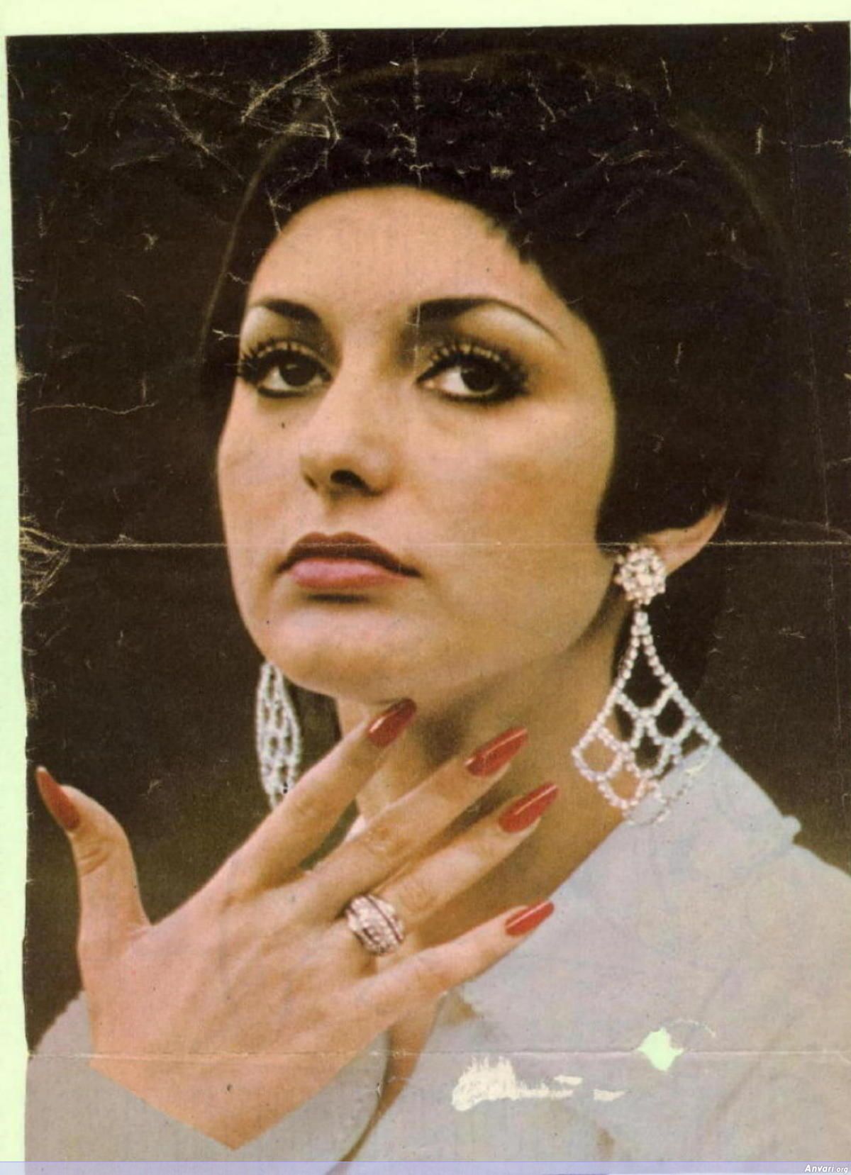Googoosh is an Iranian singer and actress. Googoosh wallpaper, Woman painting, Singer