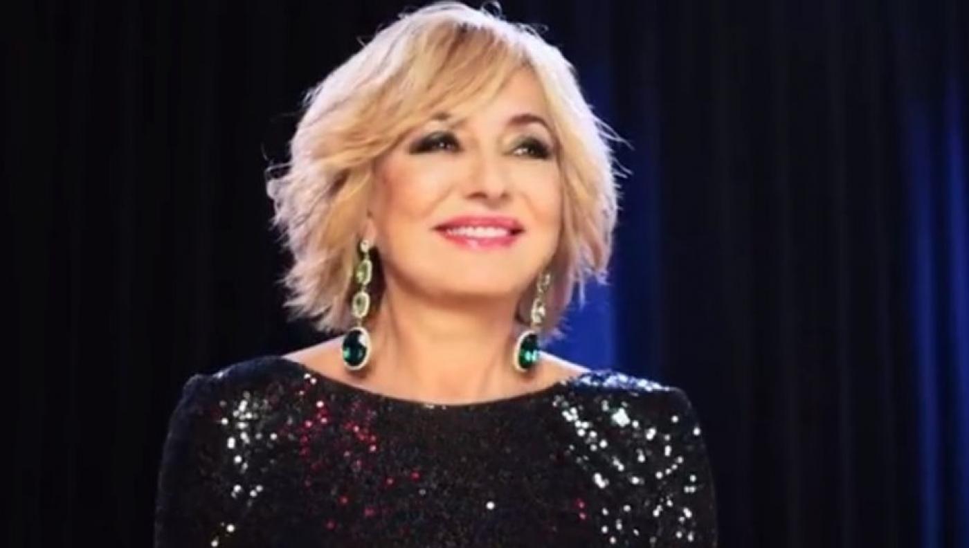 Iranian singer Googoosh advised by lawyers not to fly to US. Middle East Eye