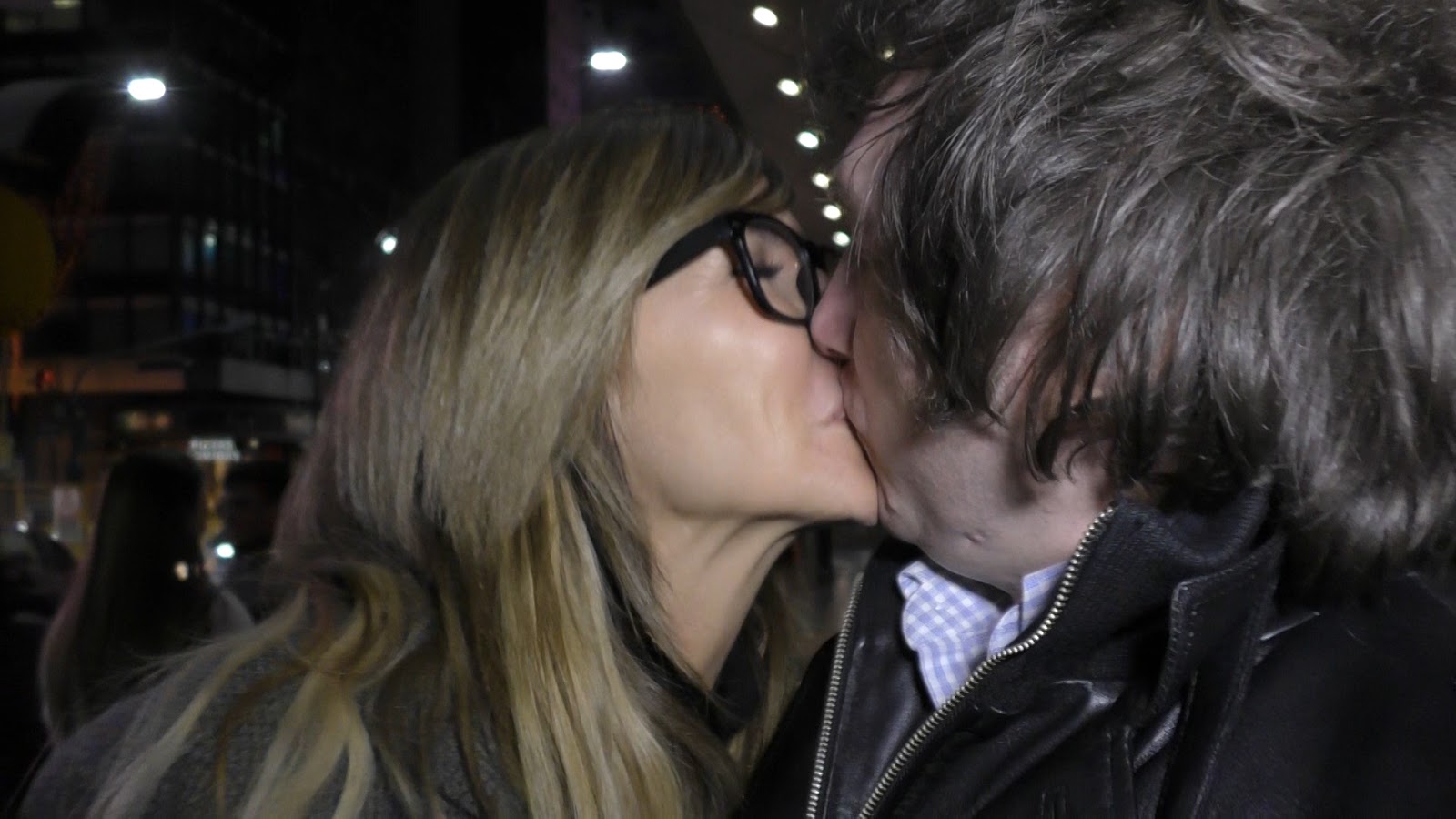 A los besos por la noche porteña! El polémico Javier Milei enamorado. ‏ - #FarandulaShow