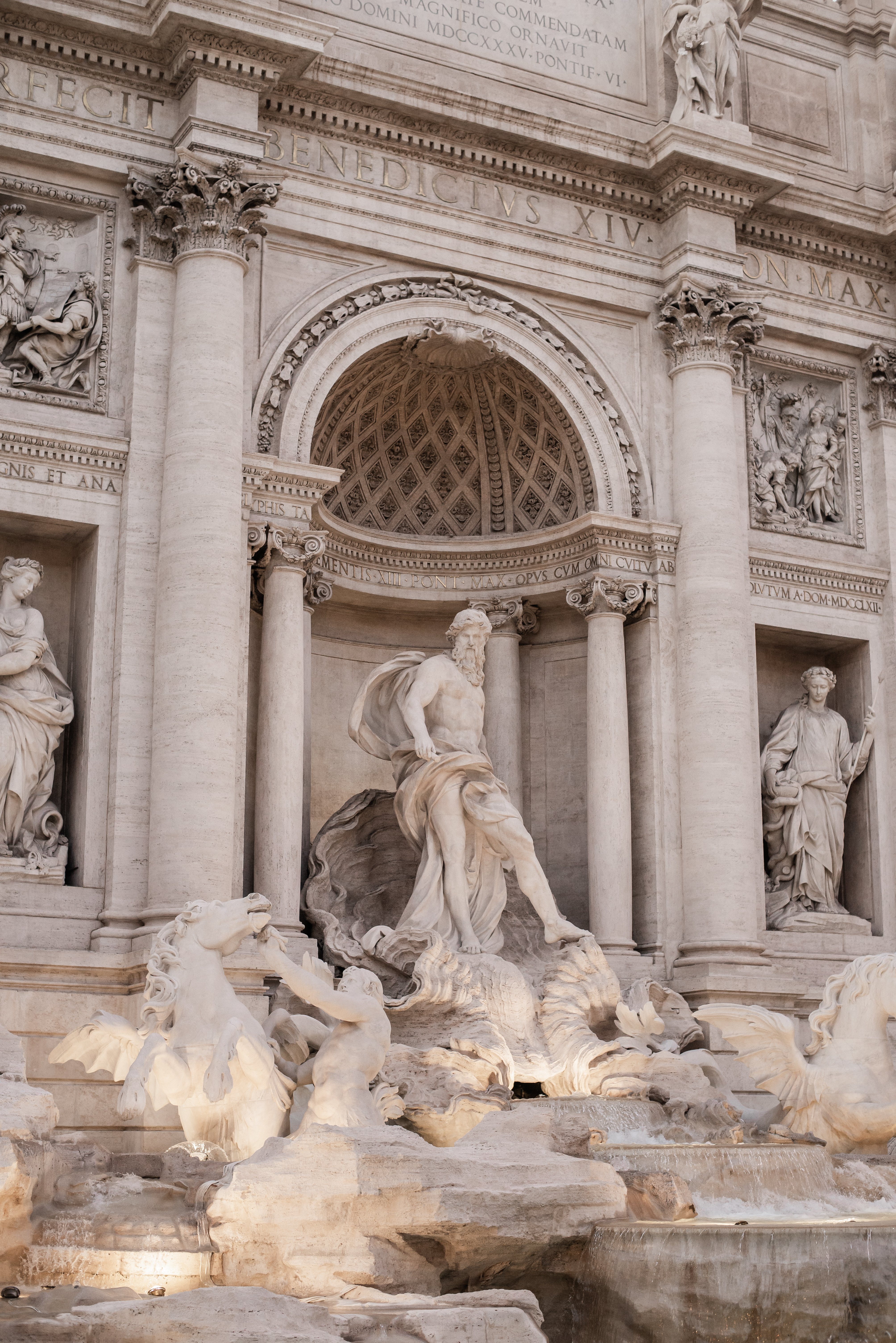 Central sculpture of Trevi Fountain in Rome · Free