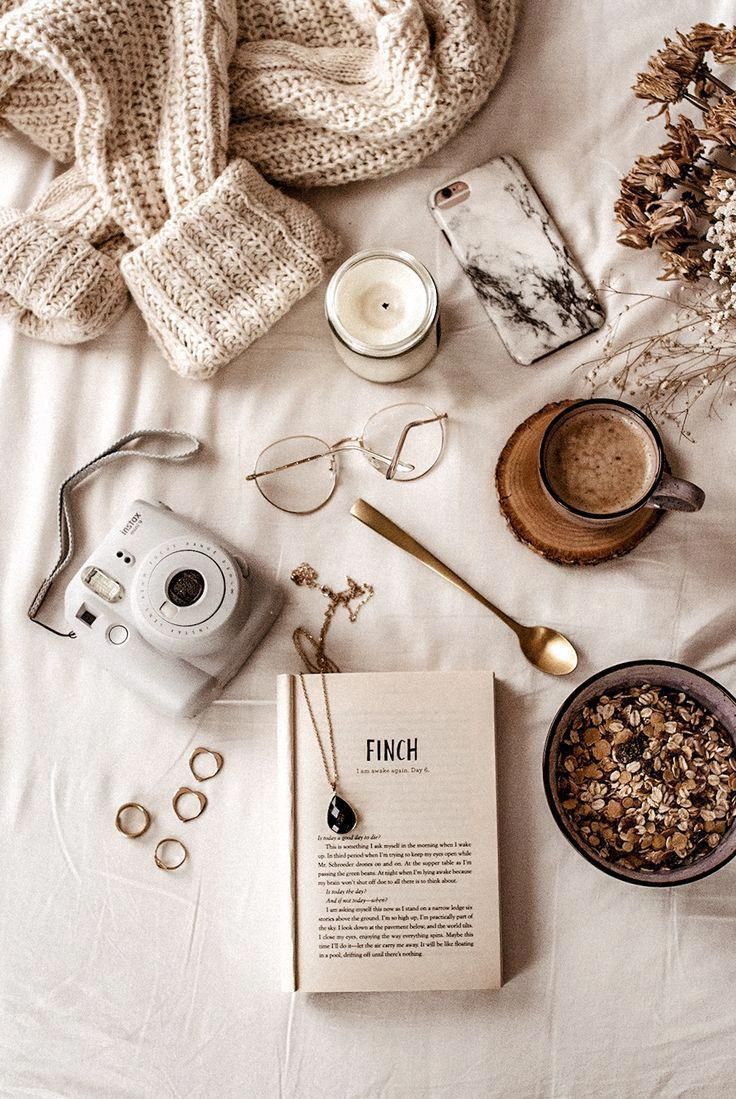 Relax time. #relax #chill #cocooning #cosy #cocooningtime #momentcocooning #hygge #inspiration. Coffee and books, Flat lay photography, Aesthetic iphone wallpaper