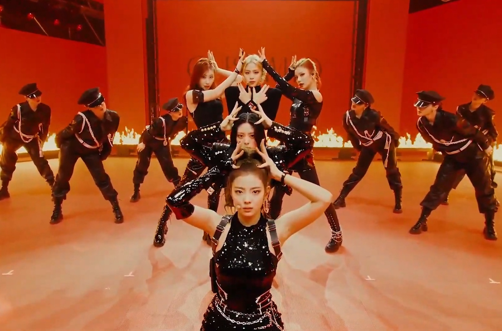 itzy pics IN THE MORNING CROWN POSE