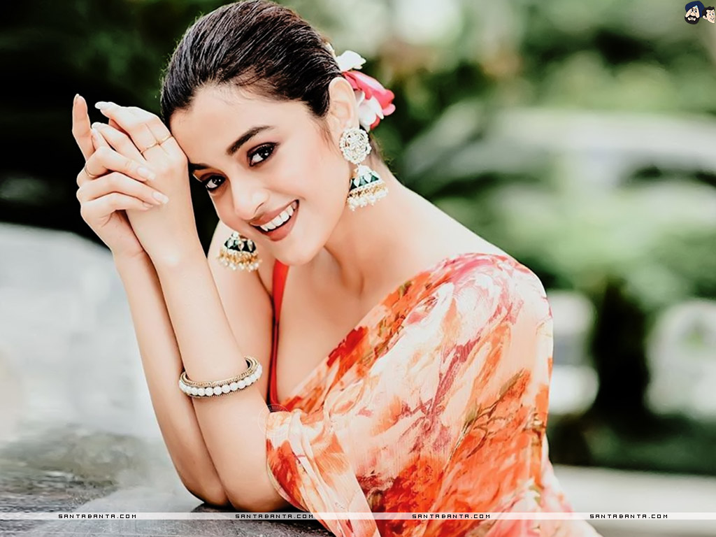 Delightful Darshana Banik in an elegant avatar