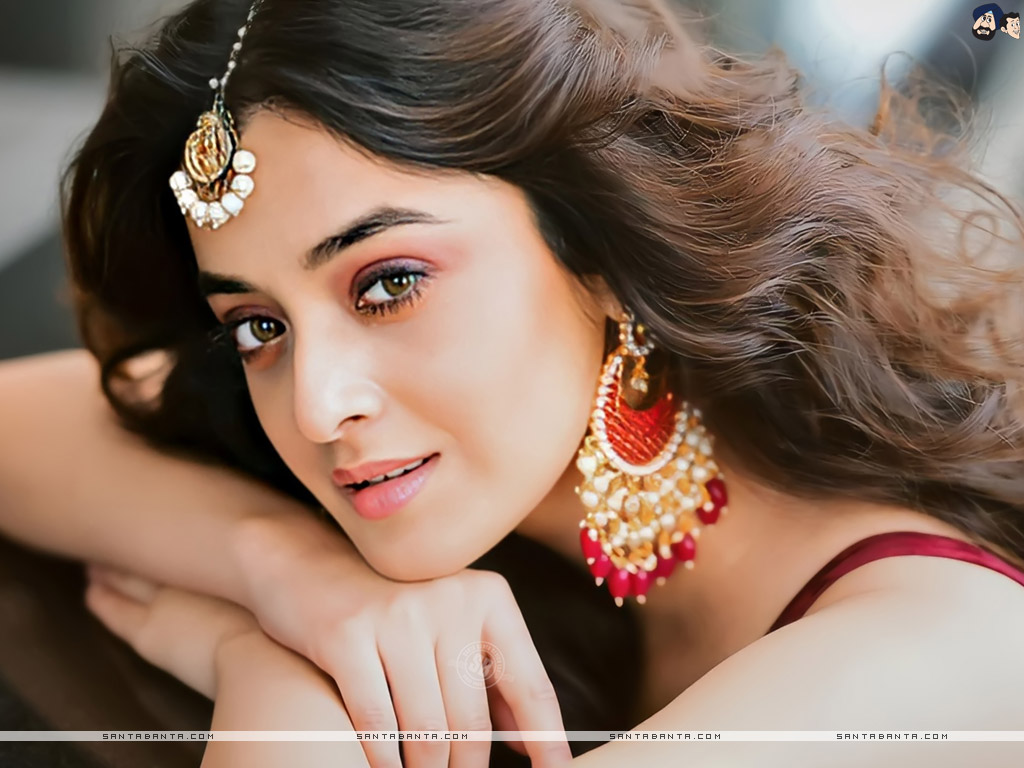 Darshana Banik's ravishing & bewitching avatar is elegant