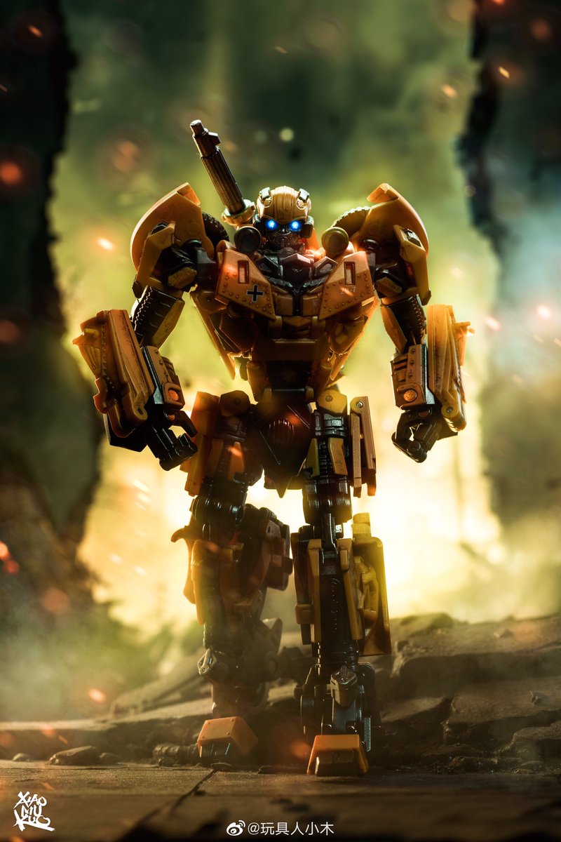 capcomkai joy to see the photo from Weibo user 玩具人小木, looks like watching a movie!! Tw wwII bumblebee with yellow color version