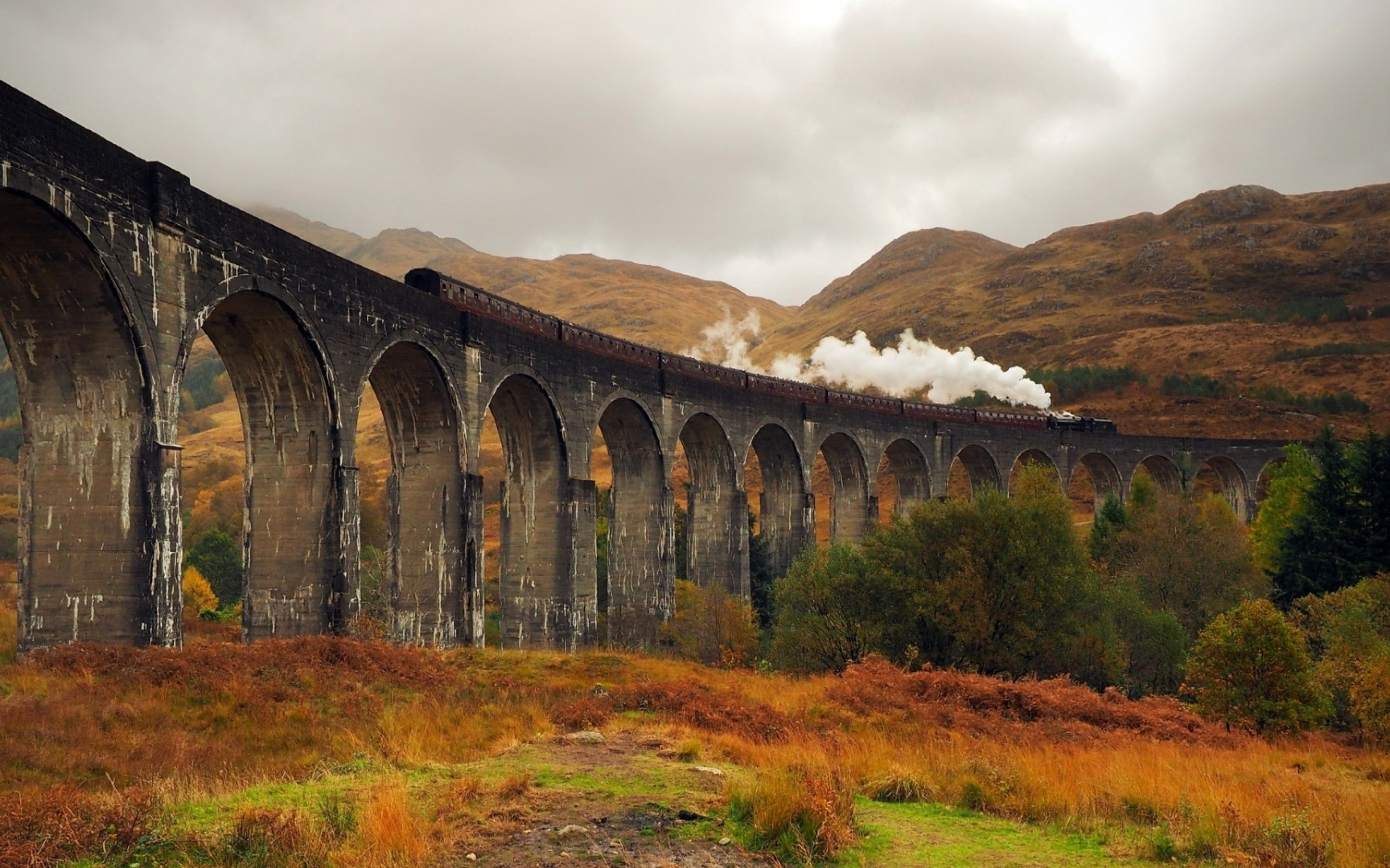 Download 2880x1800 Scotland, Train, Autumn, Smoke, Viaduct, Bridge Wallpaper for MacBook Pro 15 inch