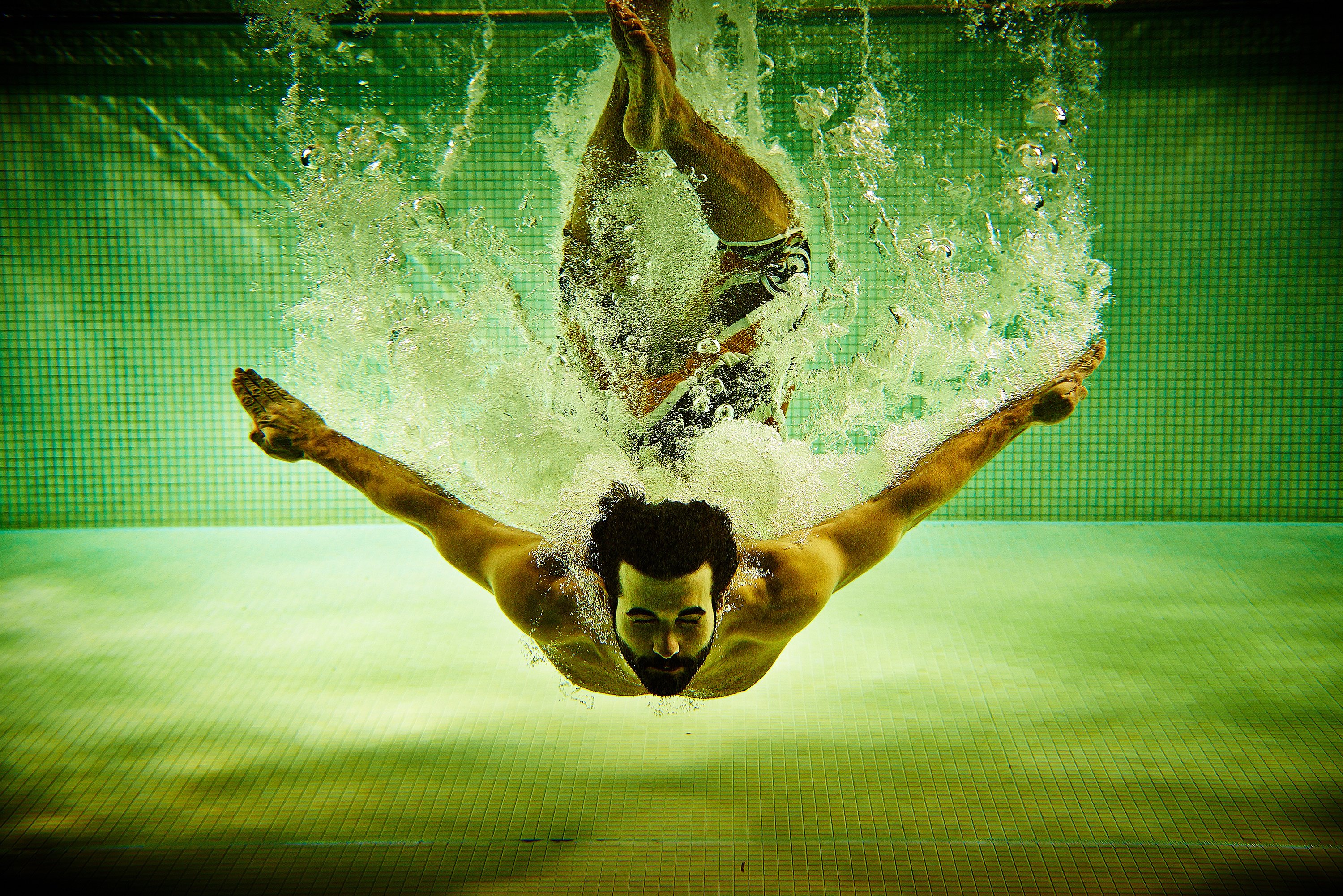Water pool spray pool men man sport swim swimming underwater wallpaperx2003
