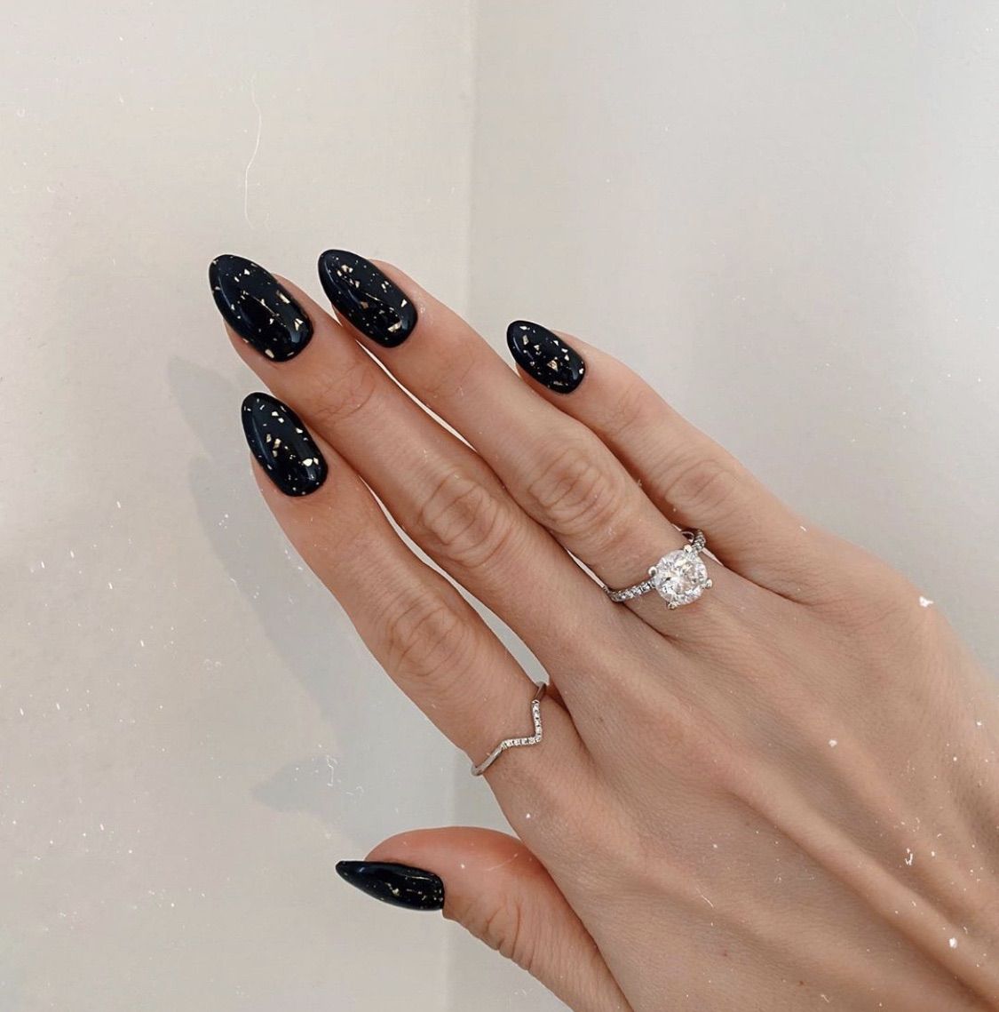 Image uploaded by Rɪᴛᴀ Aᴋᴏᴘʏᴀɴ. Find image and videos about black, nails and gold app to g. Black acrylic nails, Gold nails, How to do nails