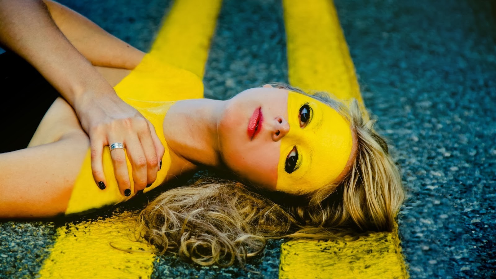 Wallpaper, women, blonde, body paint, red lipstick, yellow, face paint, duck, clothing, play, color, hand, fun, 1600x900 px, close up, water bird 1600x900