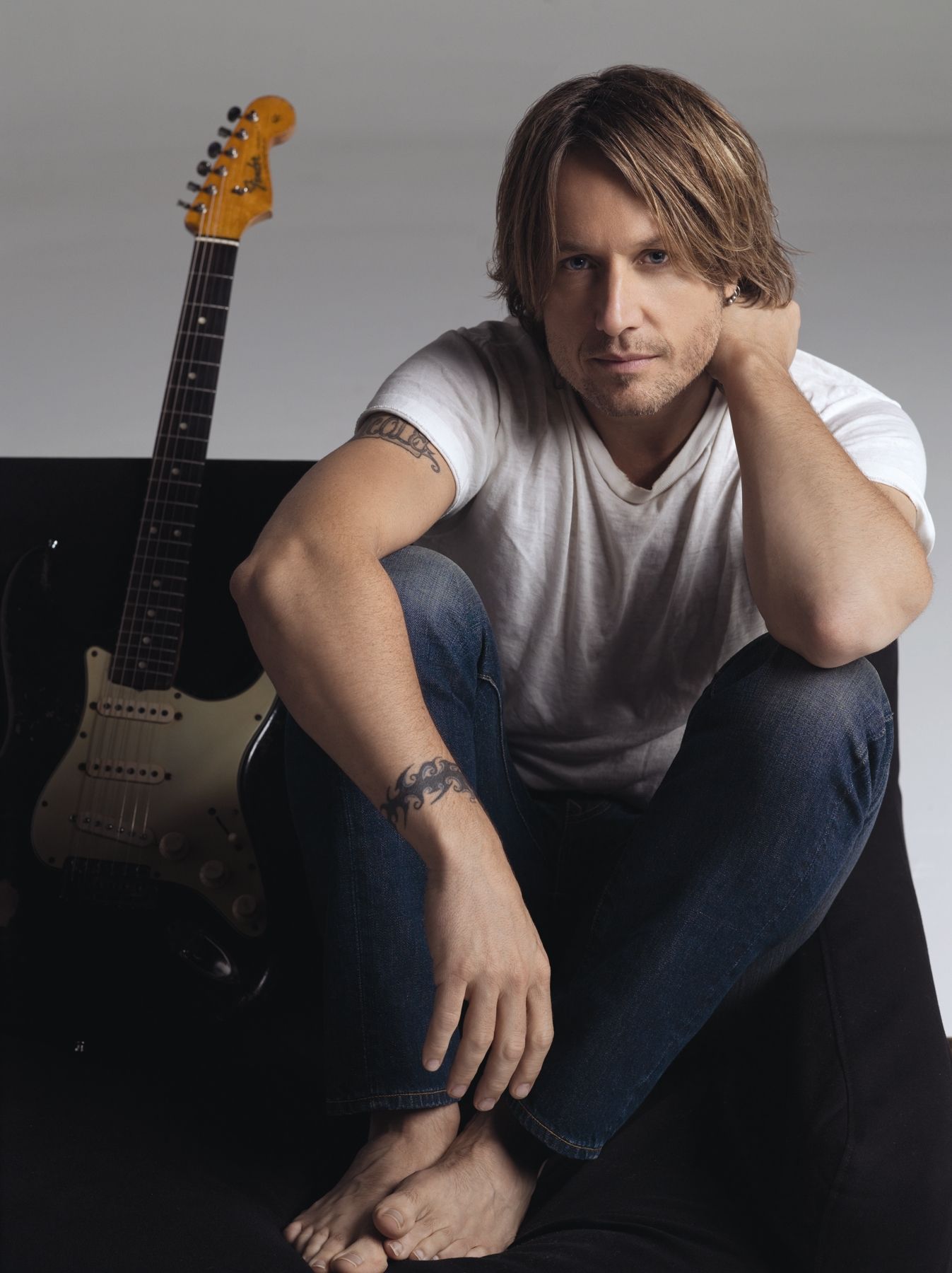 KEITH URBAN GET CLOSER ” Working The Core” Cd Review By John Emms. JOHN EMMS MUSIC REVIEWS