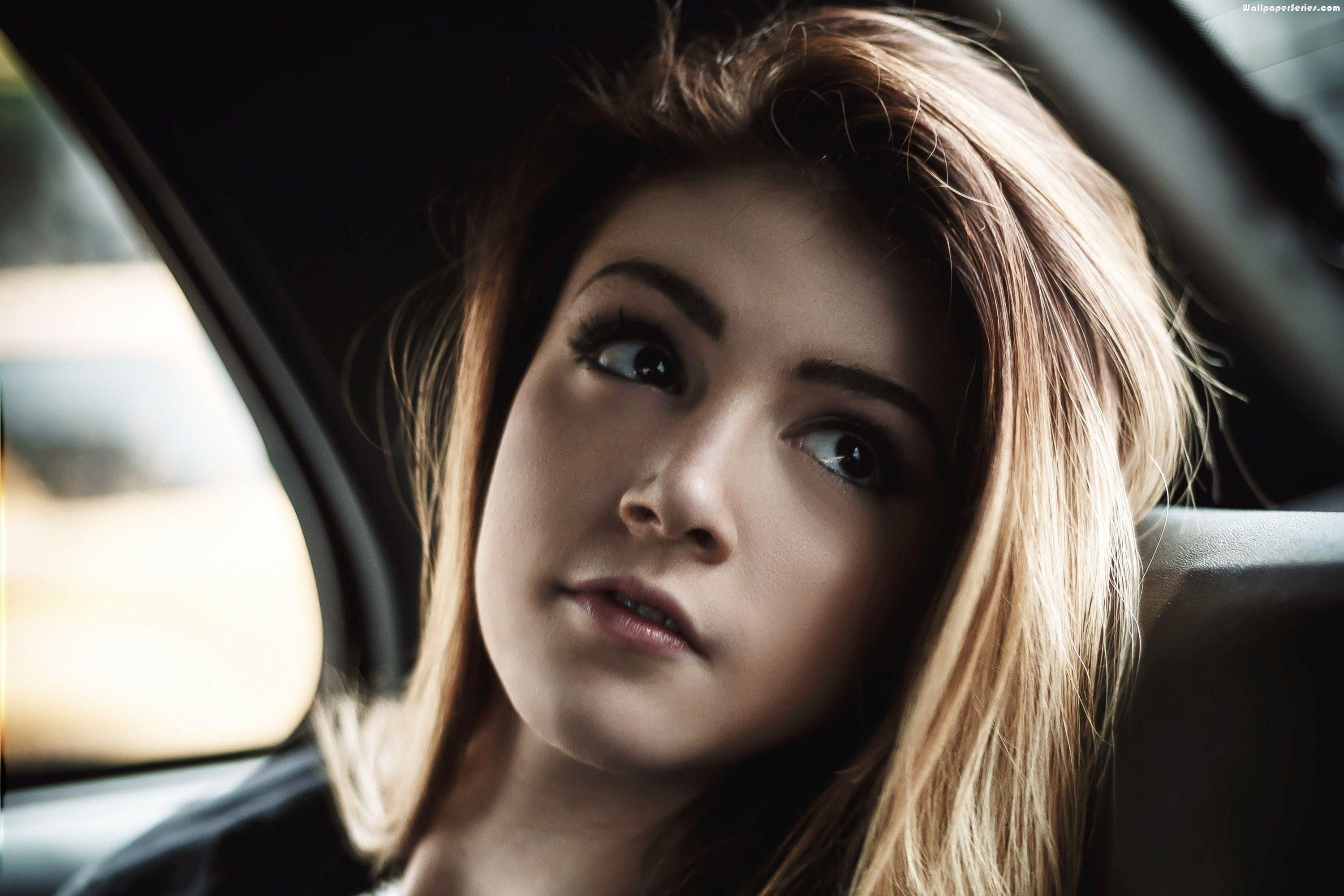 Chrissy Costanza Wallpaper