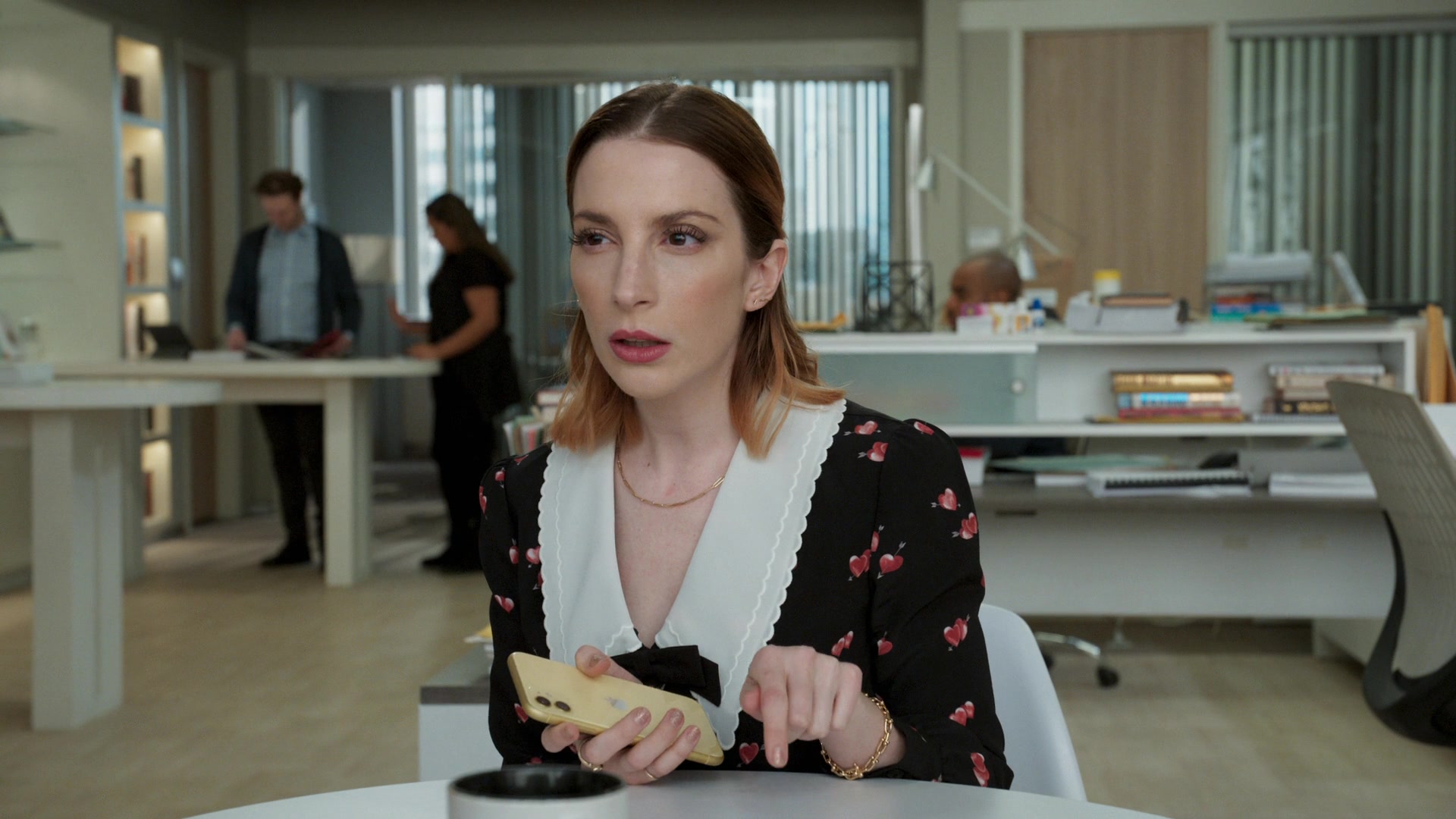Apple IPhone Smartphone Of Molly Bernard As Lauren Heller In Younger S07E12 Older