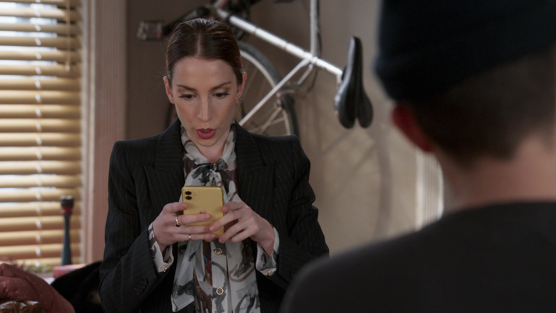 Apple IPhone Smartphone Used By Molly Bernard As Lauren Heller In Younger S07E05 The Last Unicorn