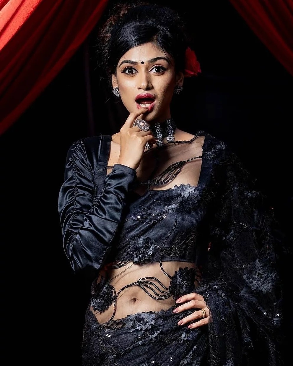 Oviya Helen Photo [HD]: Latest Image, Picture, Stills of Oviya Helen