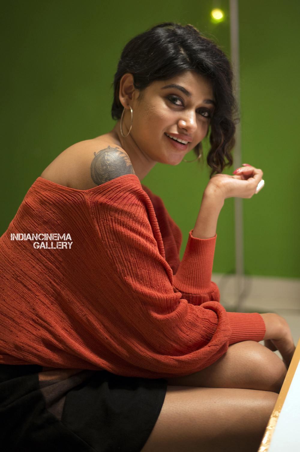 Oviya HD Wallpaper