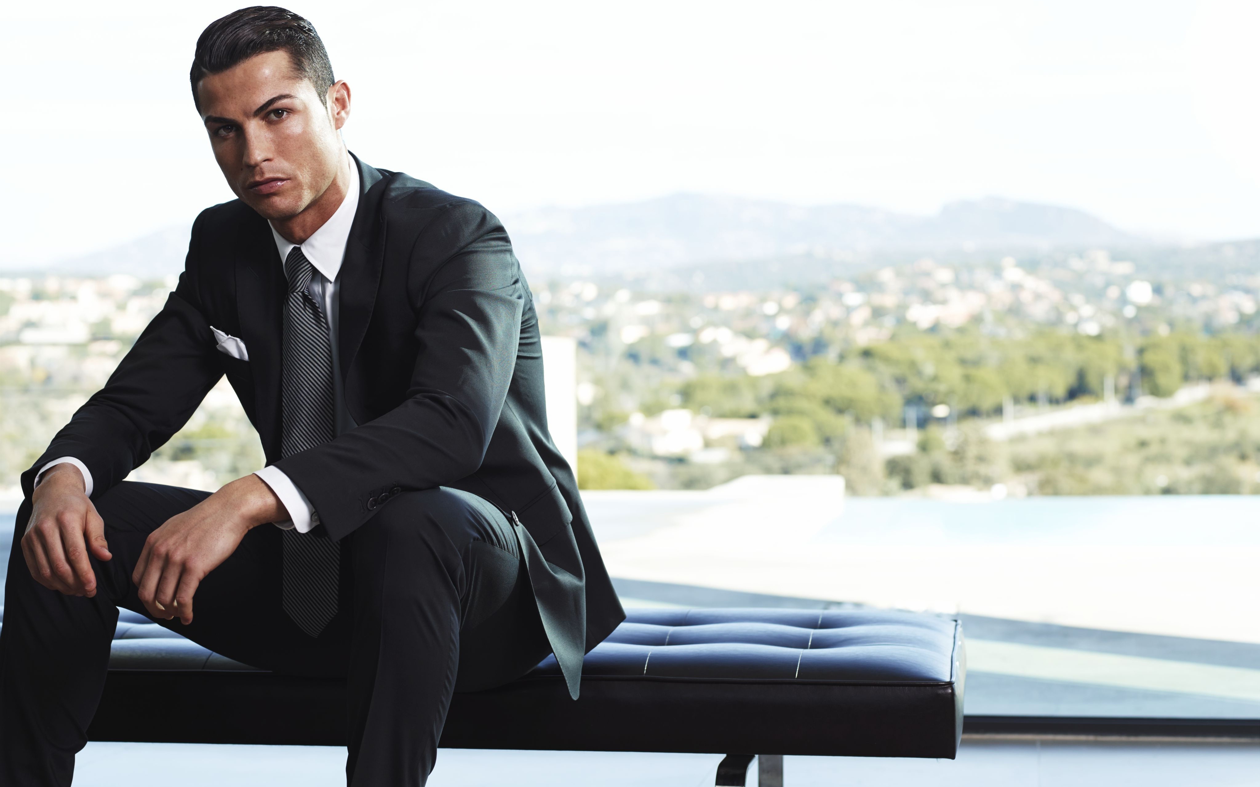 Wallpaper Cristiano Ronaldo, Suit:4096x2560
