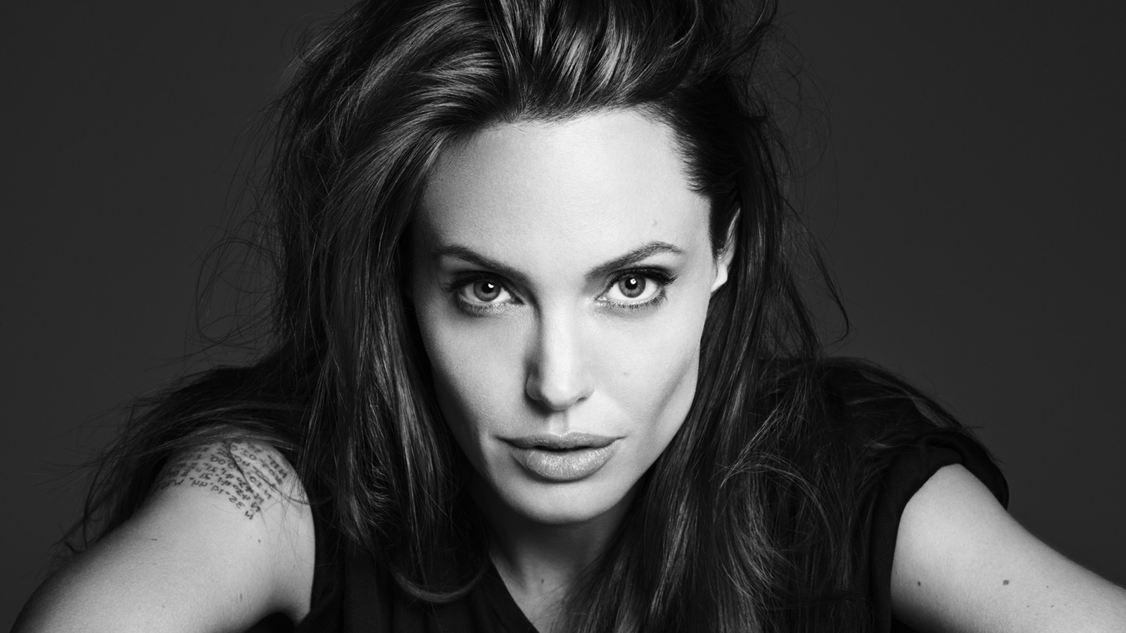 Hollywood Actress Angelina Jolie HD Wallpaper