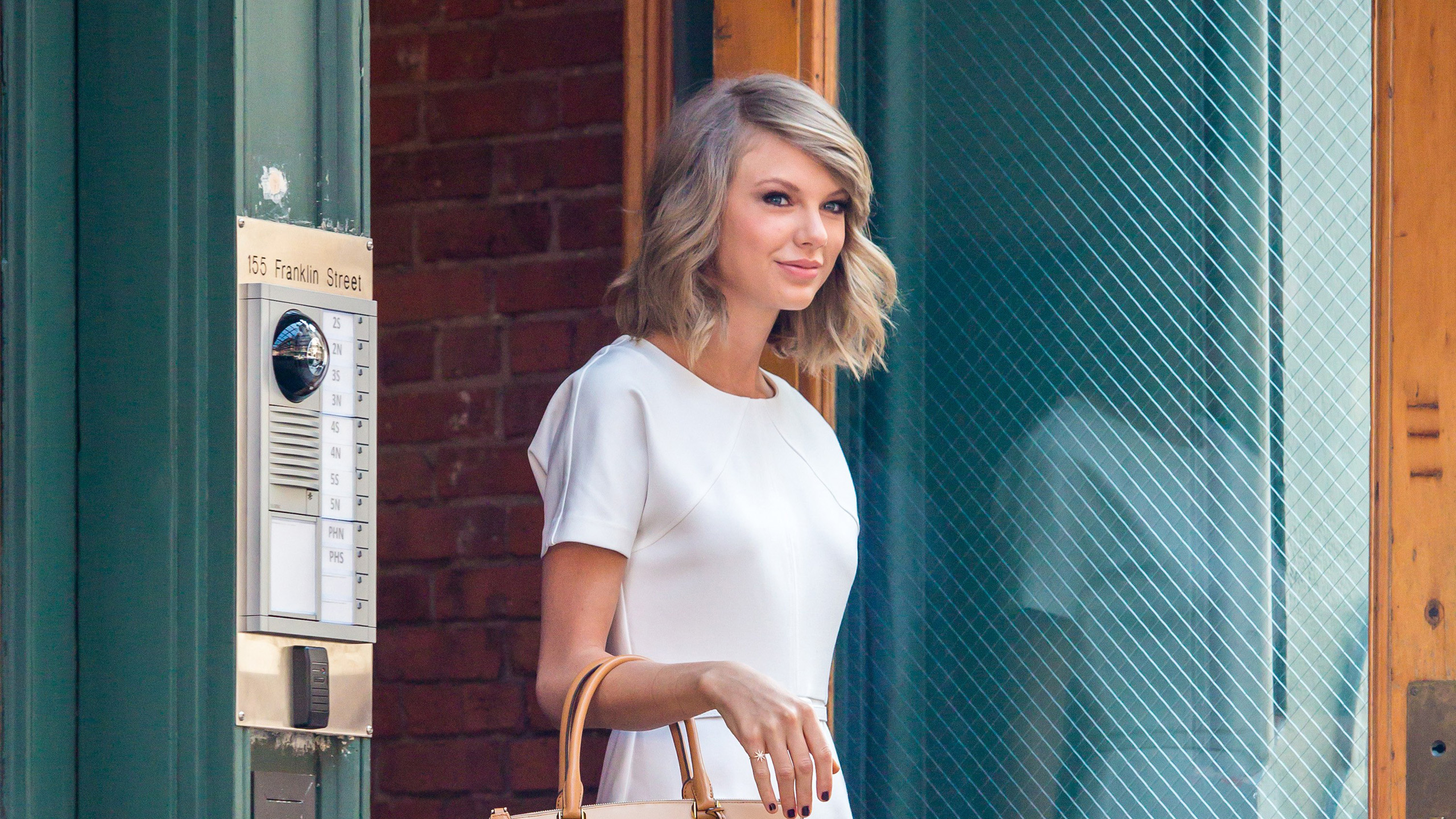 White Dress Wearing Taylor Swift With Hand Bag HD Taylor Swift Wallpaper