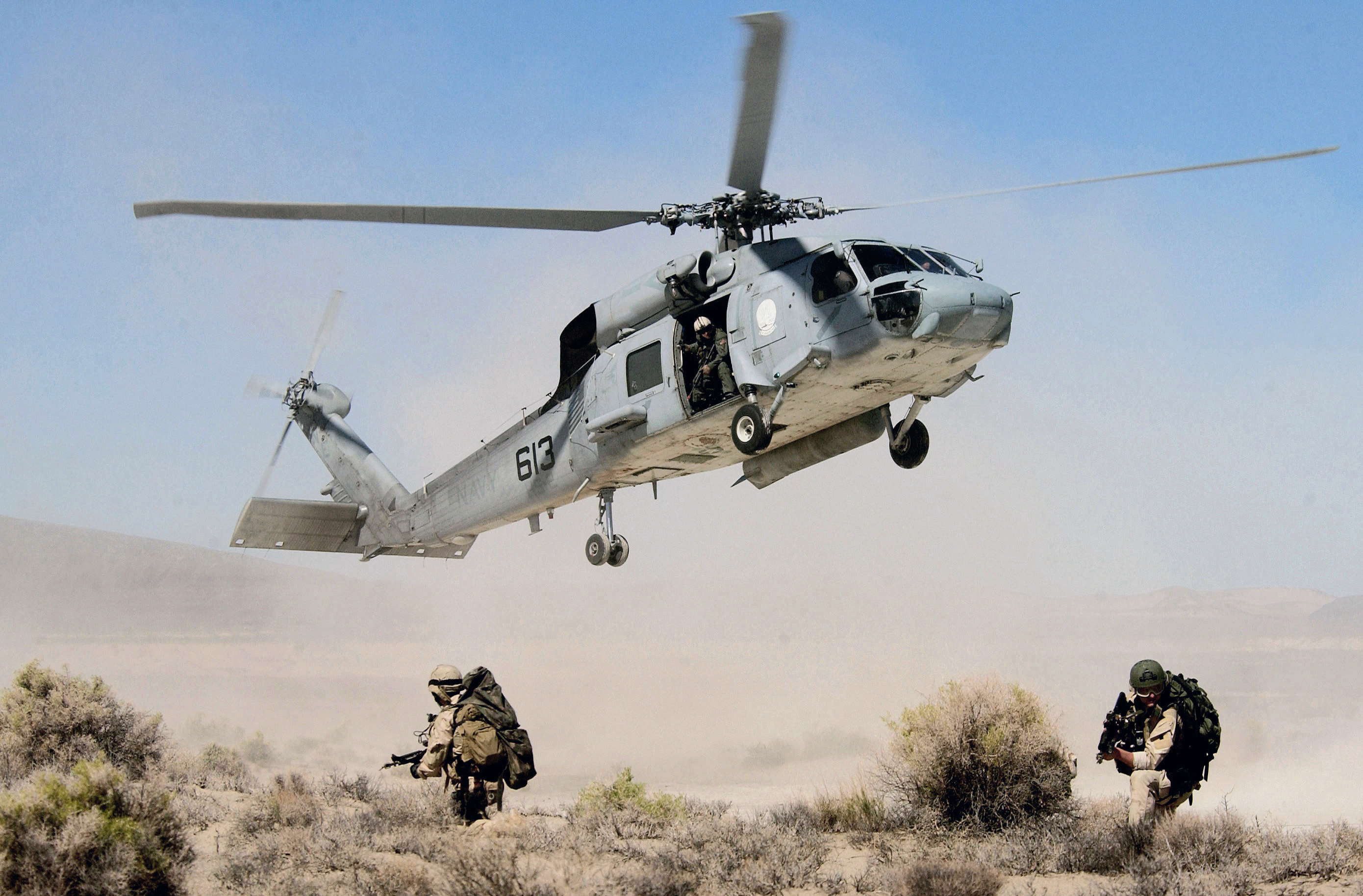 Soldiers desert black hawk fighters helicopter military wallpaperx1828