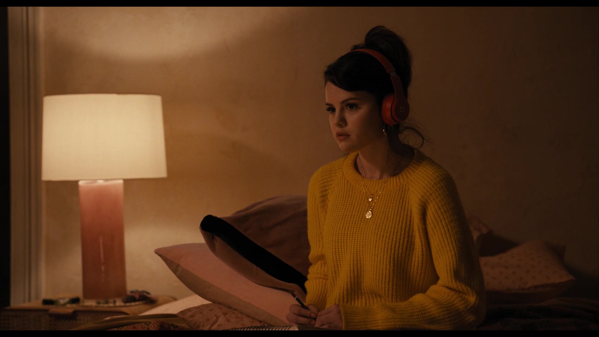 Beats Red Headphones Of Selena Gomez As Mabel Mora In Only Murders In The Building S01E01 True Crime