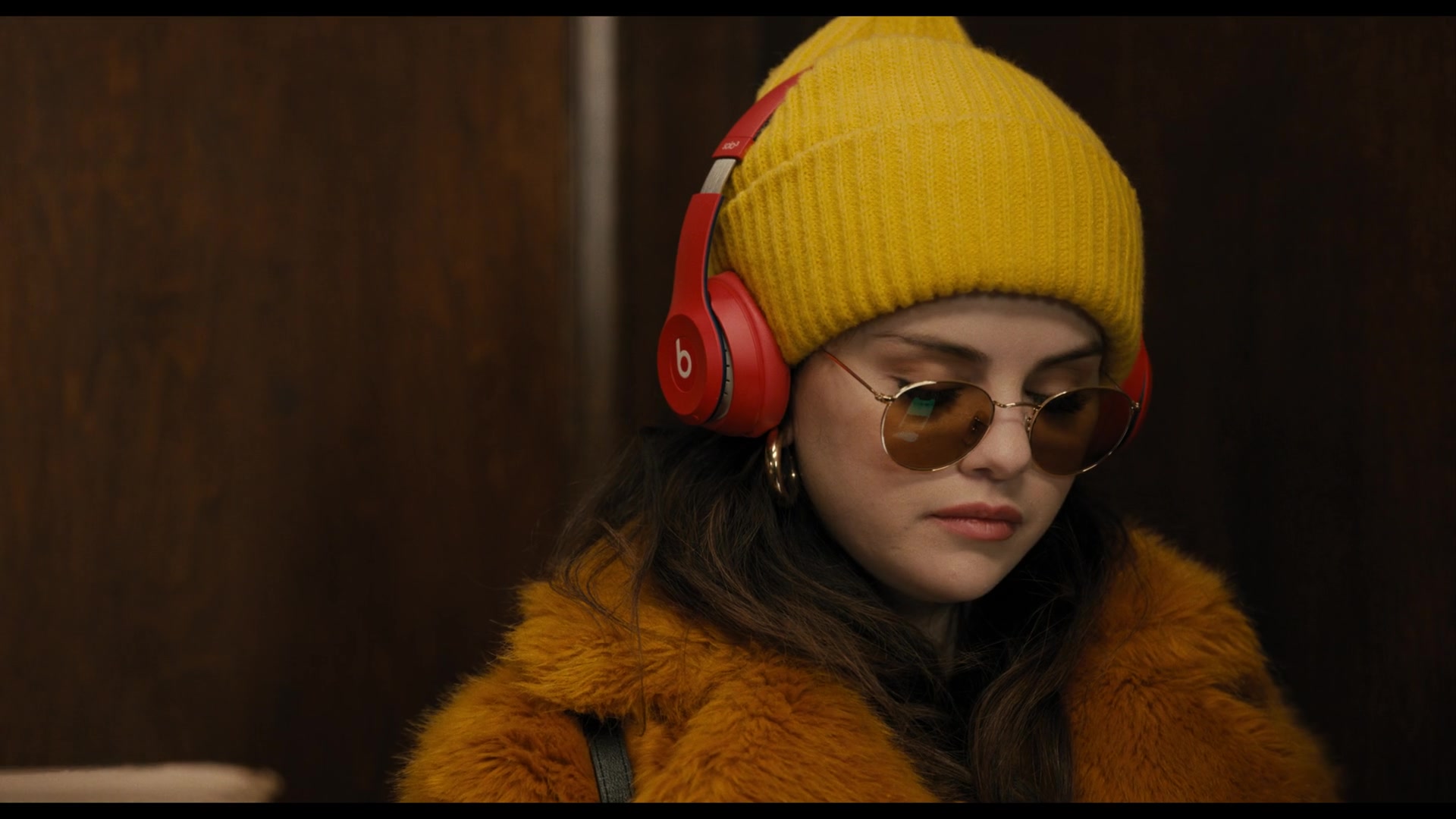 Beats Red Headphones Of Selena Gomez As Mabel Mora In Only Murders In The Building S01E01 True Crime