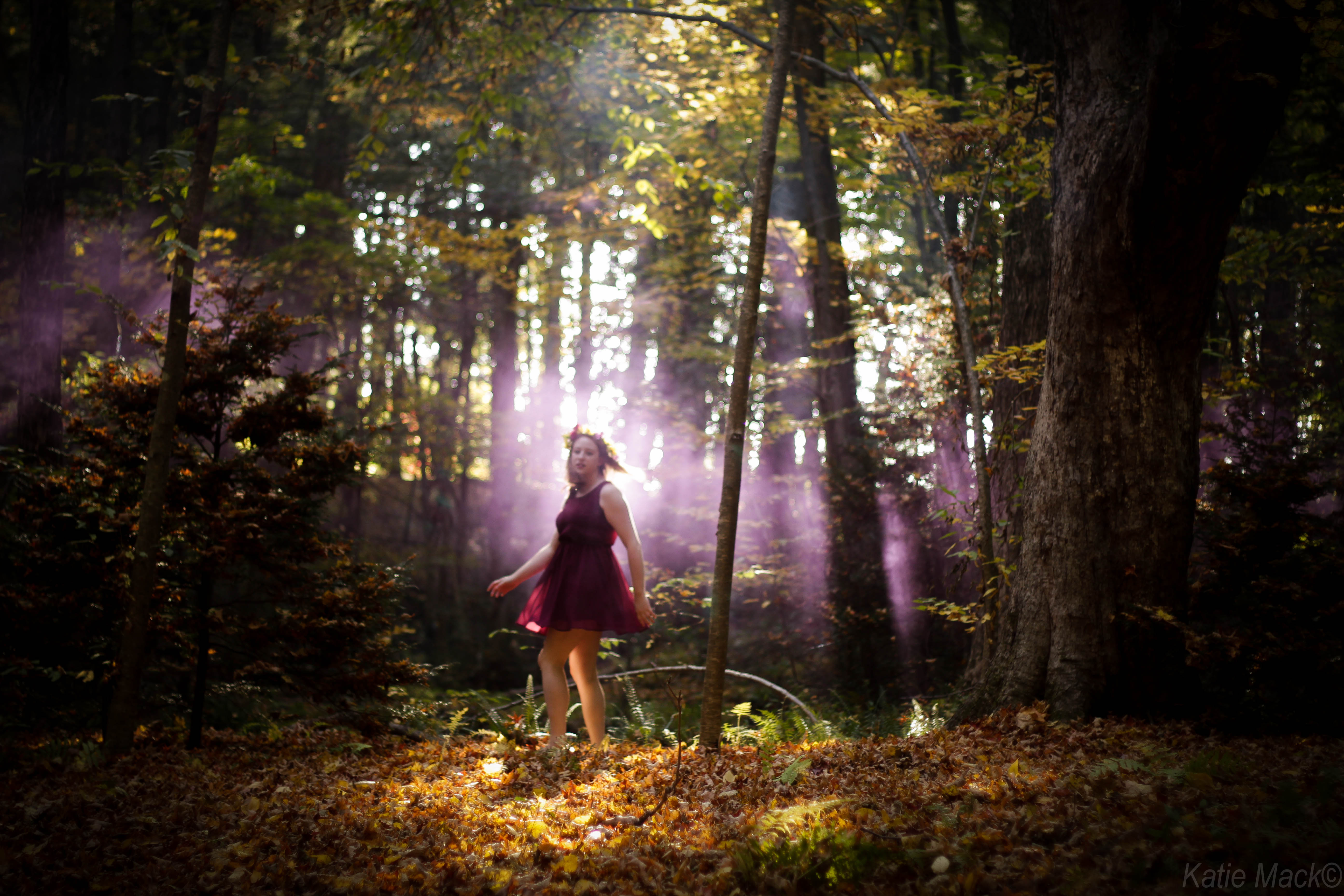Включи девочку в лесу. Девушка в лесу. Девочка в лесу. Девушка лес солнце. Девушка одна в лесу.