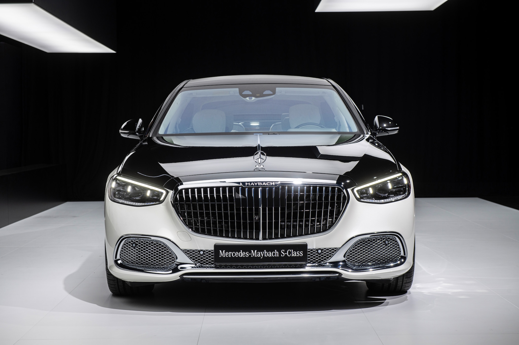 Mercedes Maybach S Class Unveiled, Shows Why It Is The Definitive Luxury Limousine